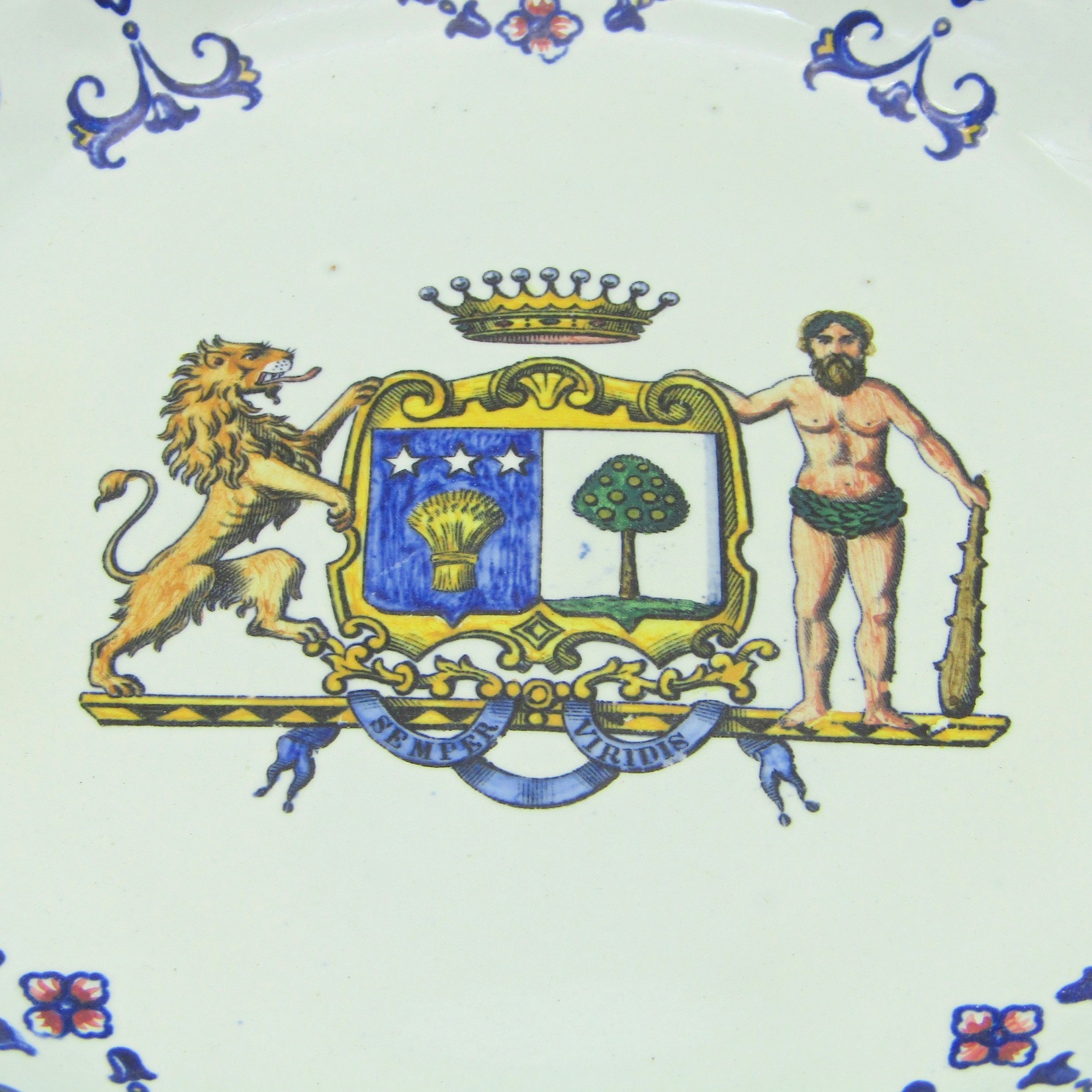 Gien. Assiette creuse en faïence à décor polychrome darmoiries, XIXe siècle (O)