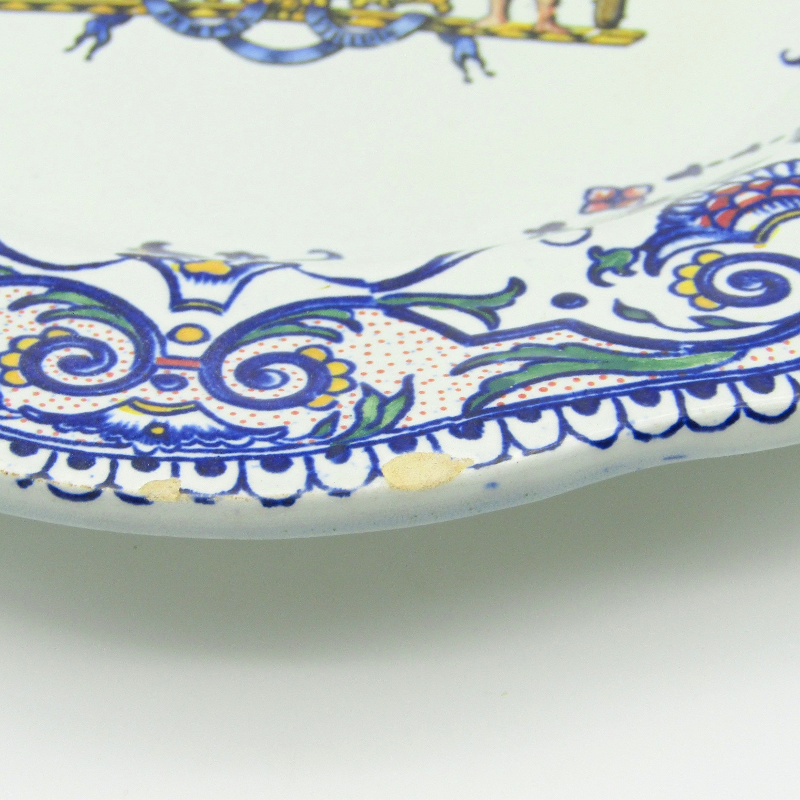 Gien. Assiette creuse en faïence à décor polychrome darmoiries, XIXe siècle (O)