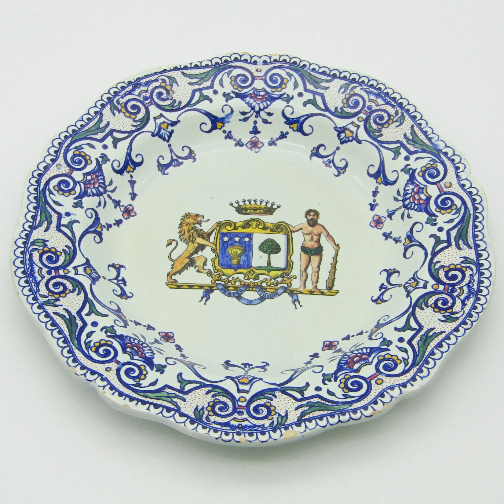 Gien. Assiette creuse en faïence à décor polychrome d\'armoiries, XIXe siècle (O)