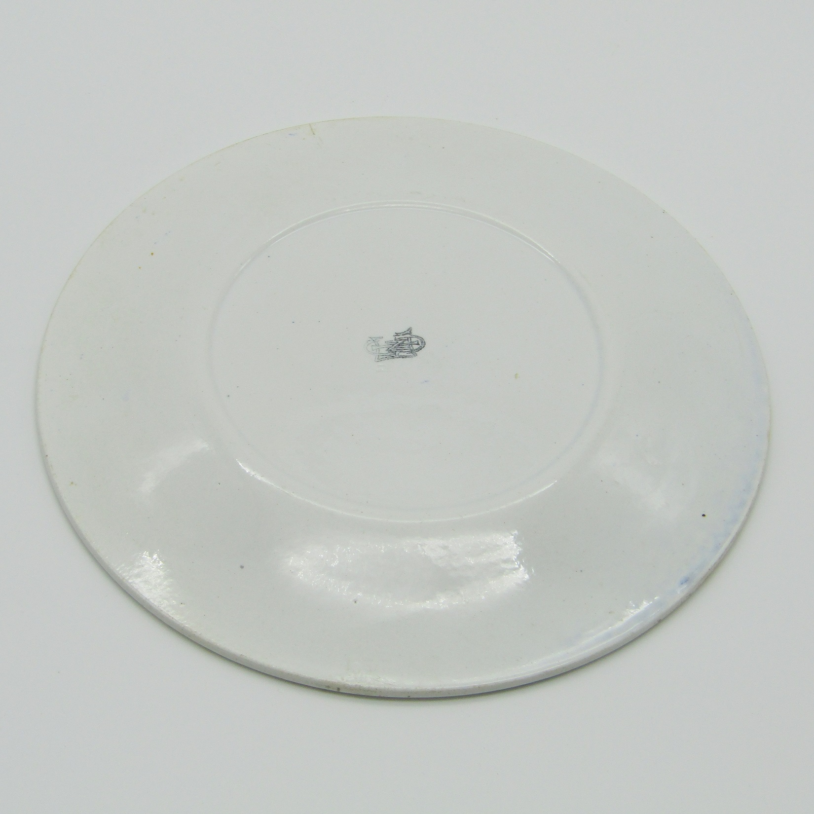 Gien. Assiette en faïence Le Vassor de la Touche Dresnay, XIXe