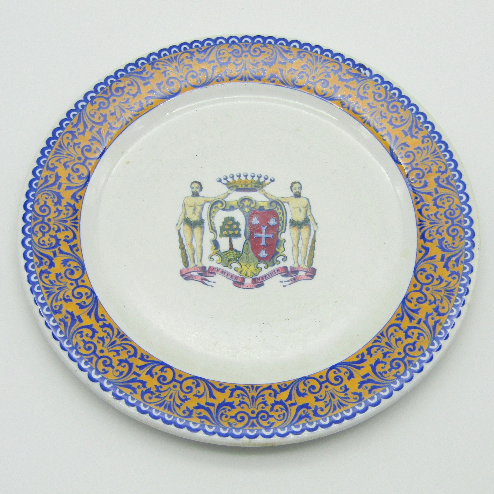 Gien. Assiette en faïence à décor aux armes des familles Le Vassor de la Touche et du Dresnay, XIXe siècle
