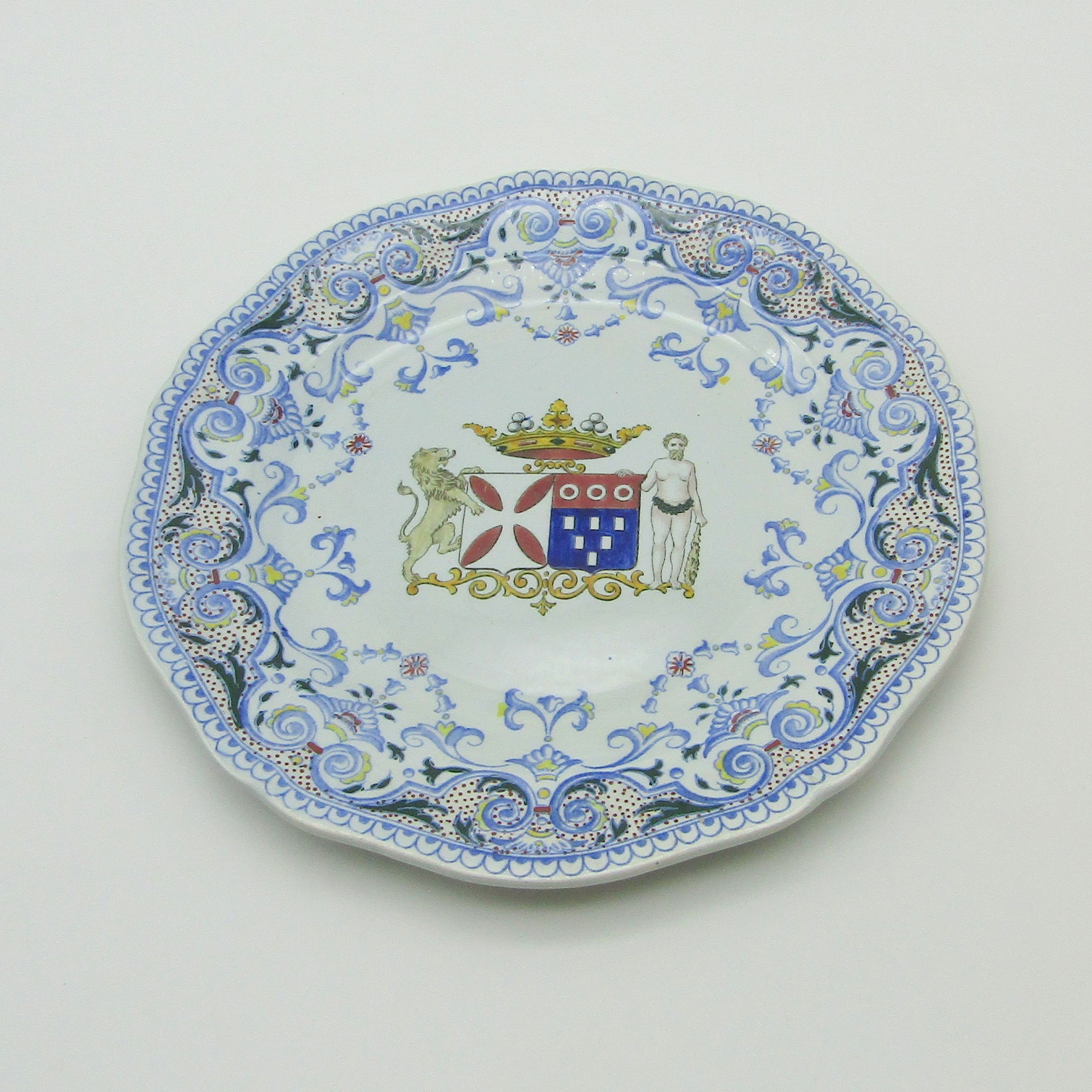Gien. Assiette en faïence aux armes des familles Ferron de la Ferronnays et de Rougé, XXe
