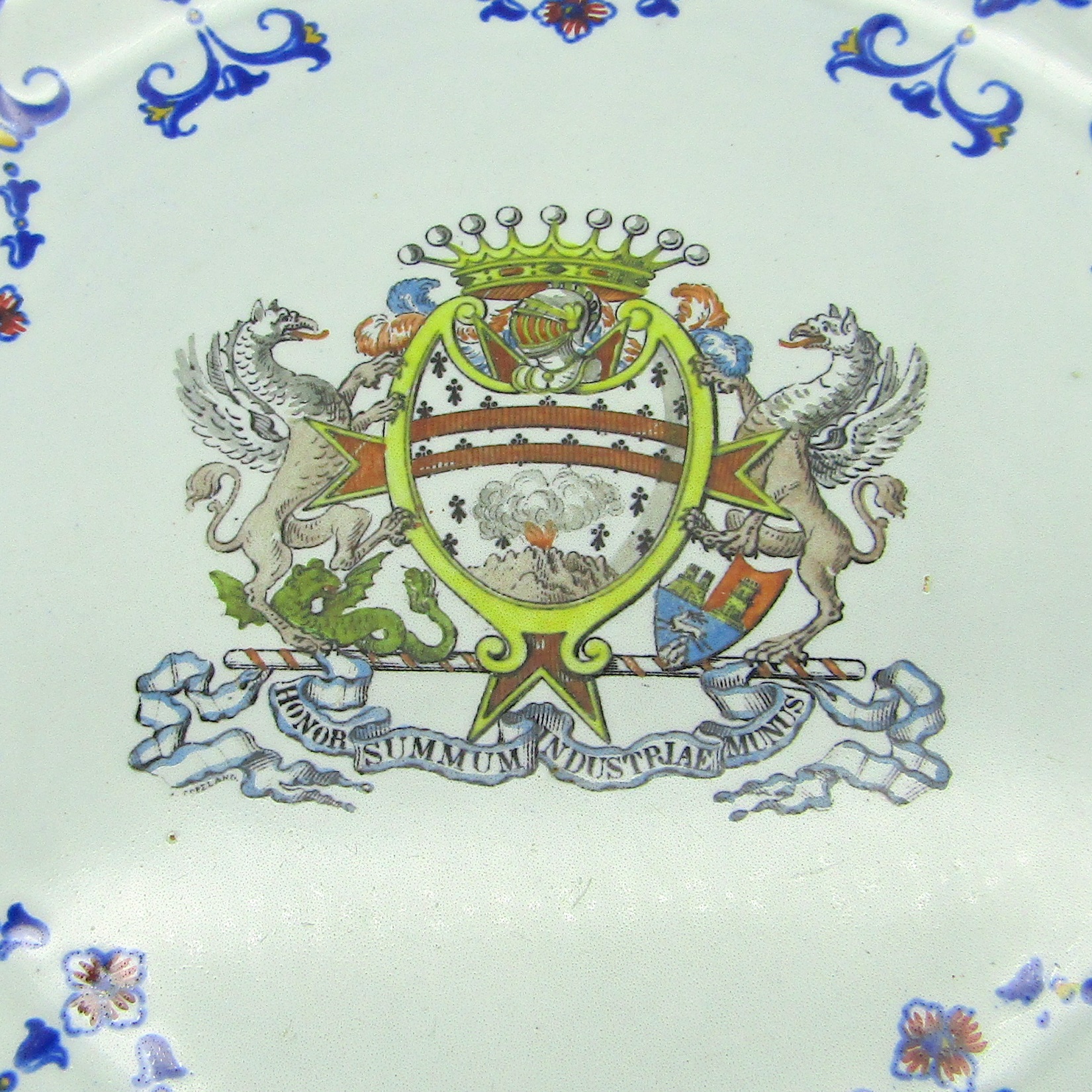 Gien. Assiette en faïence aux armes de la famille de Larderel (attrib à), XIXe siècle