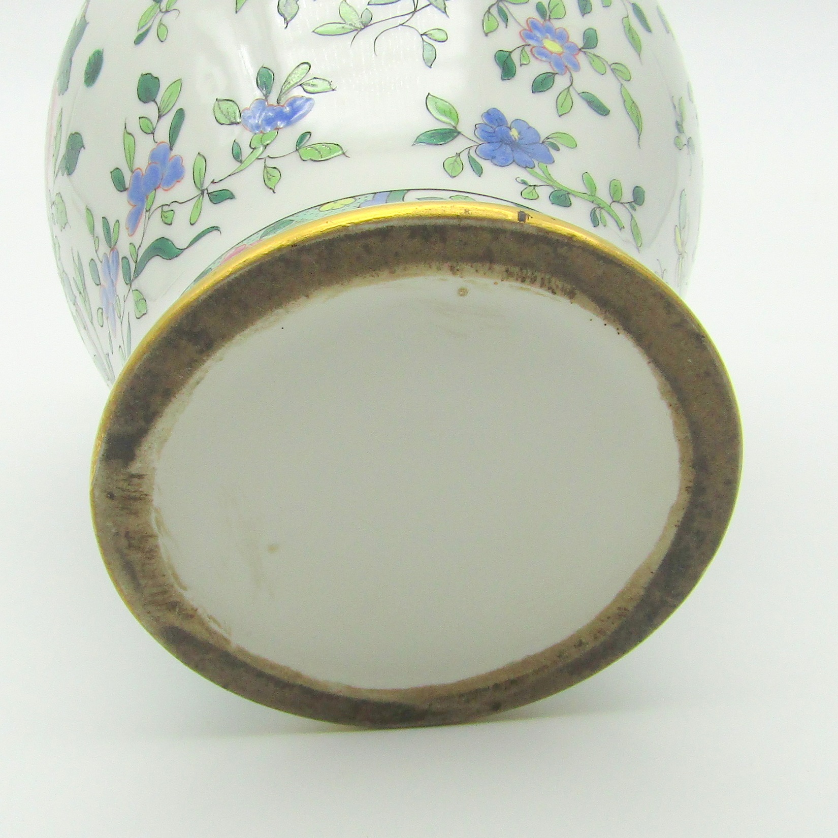 Dans le goût de la Chine. Vase couvert en porcelaine décor fleurs et oiseau, XXe