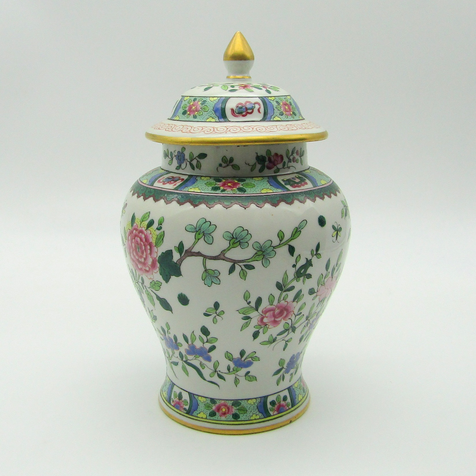 Dans le goût de la Chine. Vase couvert en porcelaine décor fleurs et oiseau, XXe