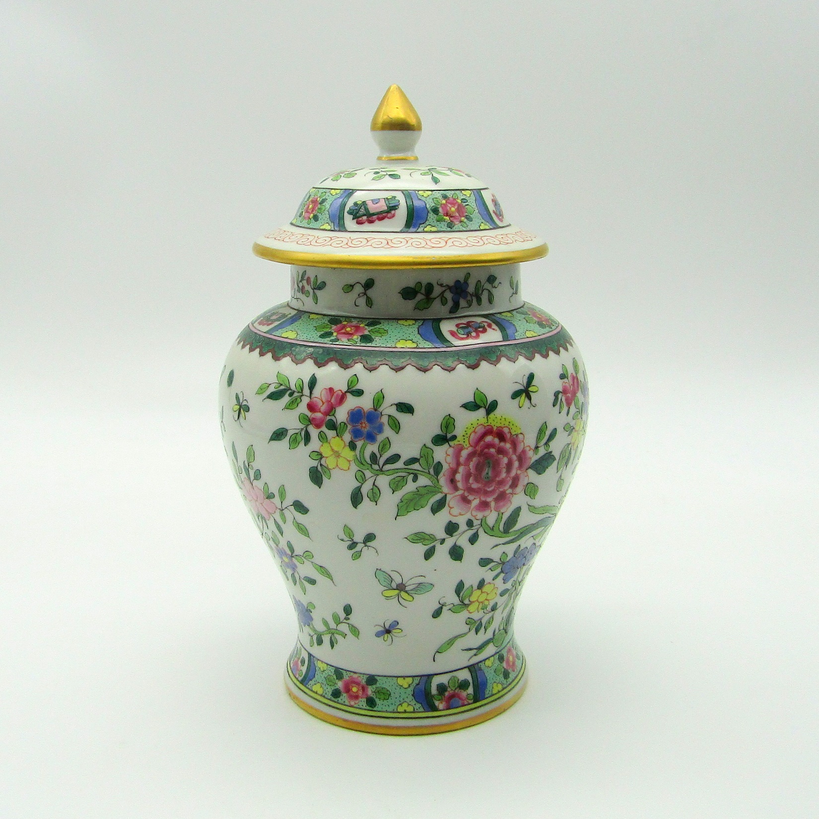 Dans le goût de la Chine. Vase couvert en porcelaine décor fleurs et oiseau, XXe