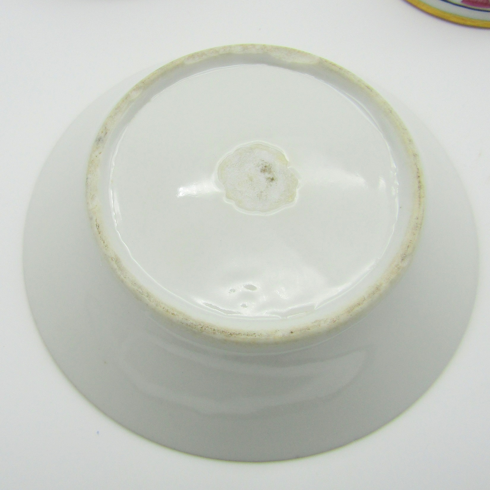 Paris. Paire de tasses en porcelaine décor de fleurs dans des réserves, XIXe