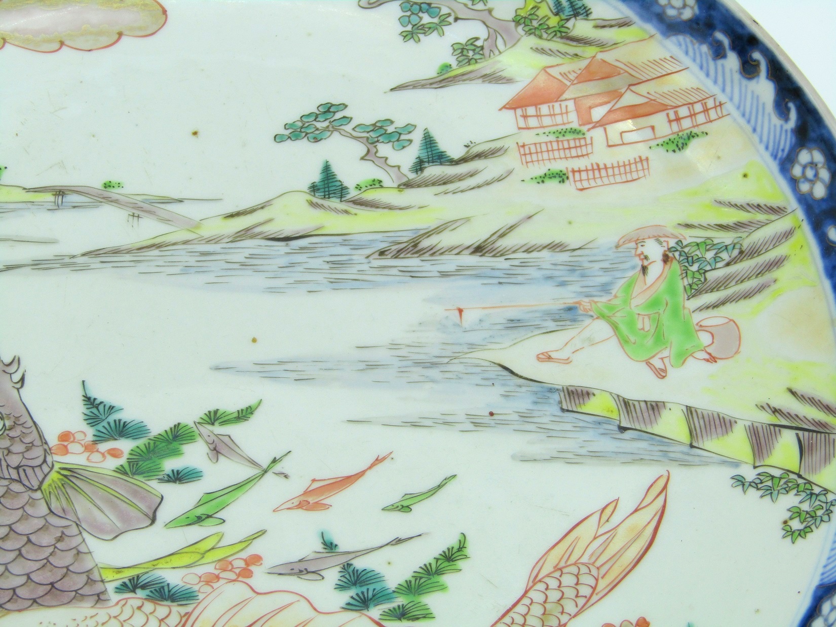Japon. Coupe en porcelaine à décor polychrome de carpes dans un paysage, XIXe siècle