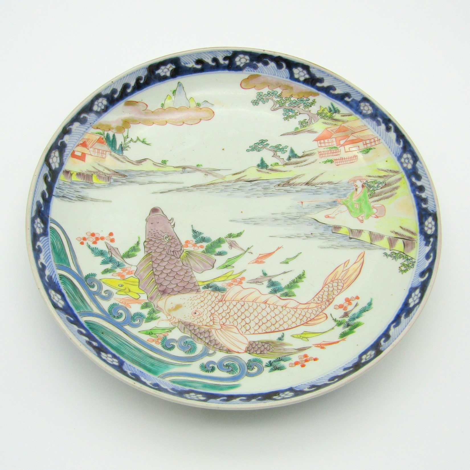 Japon. Coupe en porcelaine à décor polychrome de carpes dans un paysage, XIXe siècle