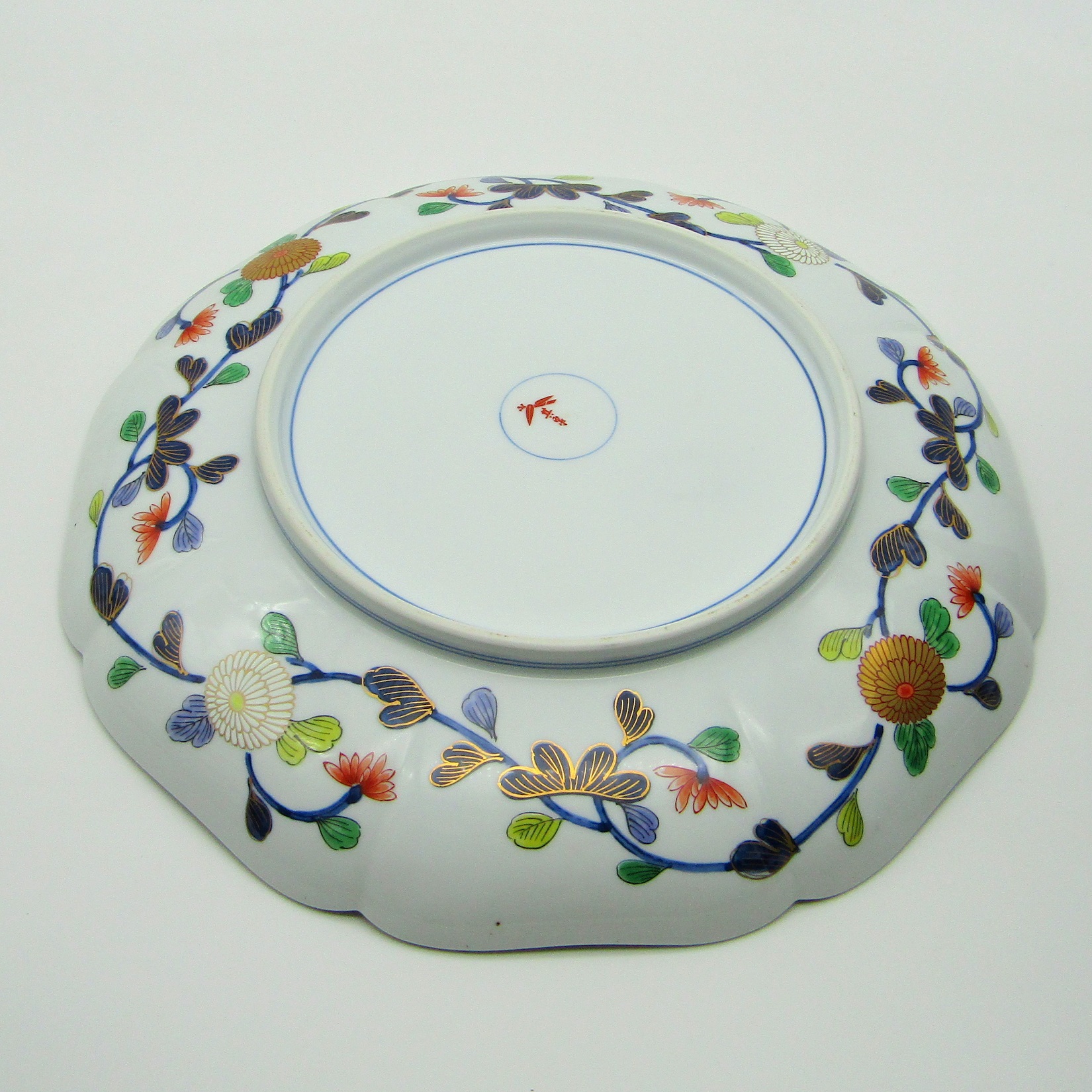 Japon. Plat en porcelaine à décor polychrome de fleurs et paysages, XXe