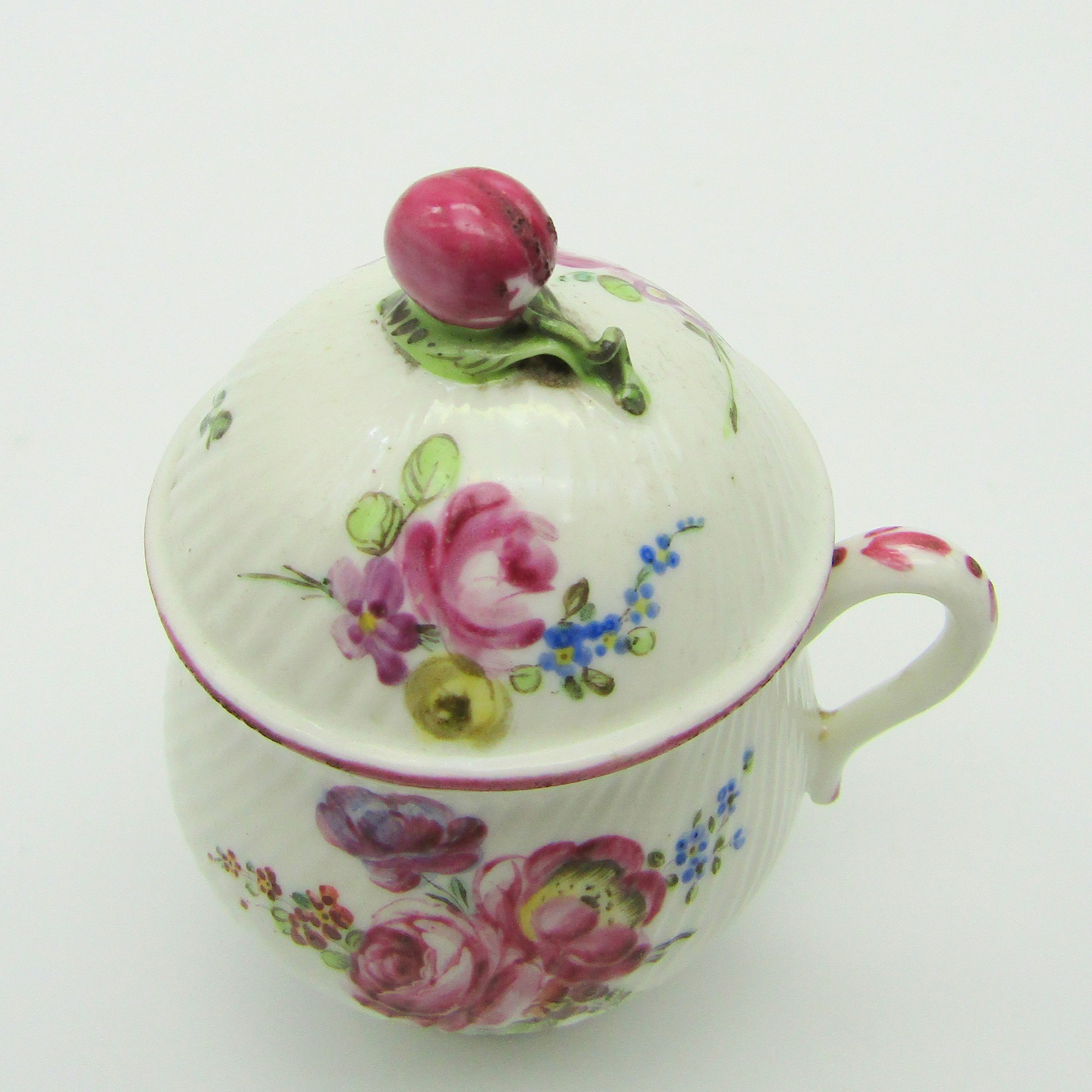 Mennecy. Pot à jus en porcelaine à décor polychrome de fleurs, XVIIIe siècle