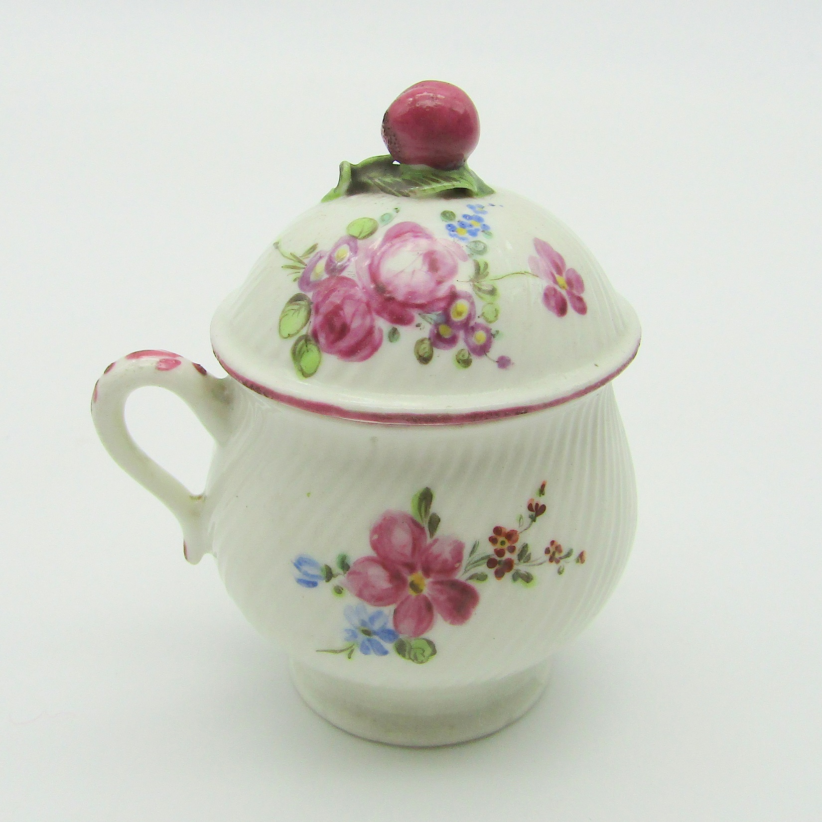 Mennecy. Pot à jus en porcelaine à décor polychrome de fleurs, XVIIIe siècle