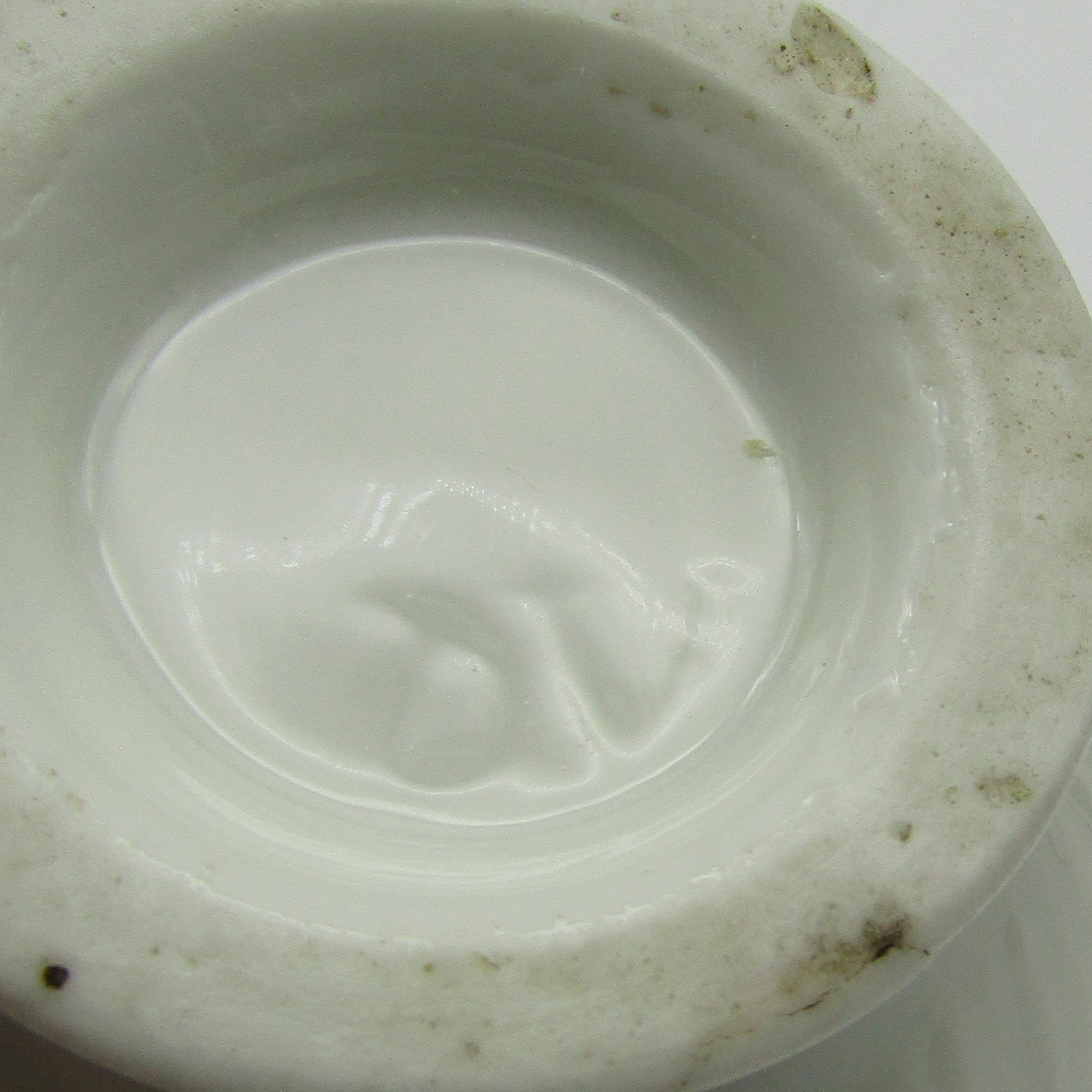 Mennecy. Pot à jus en porcelaine à décor polychrome de fleurs, XVIIIe siècle