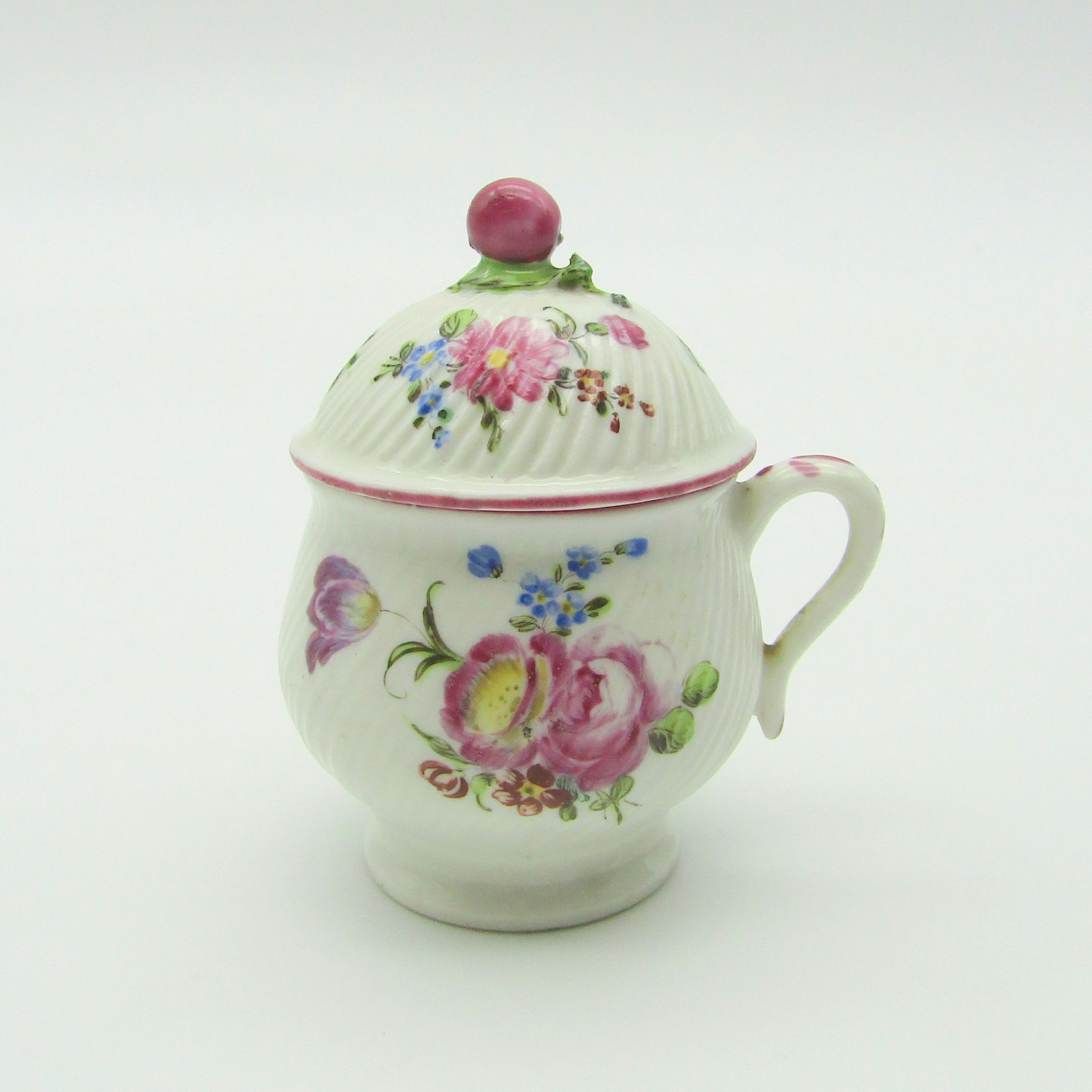 Mennecy. Pot à jus en porcelaine à décor polychrome de fleurs XVIIIe siècle