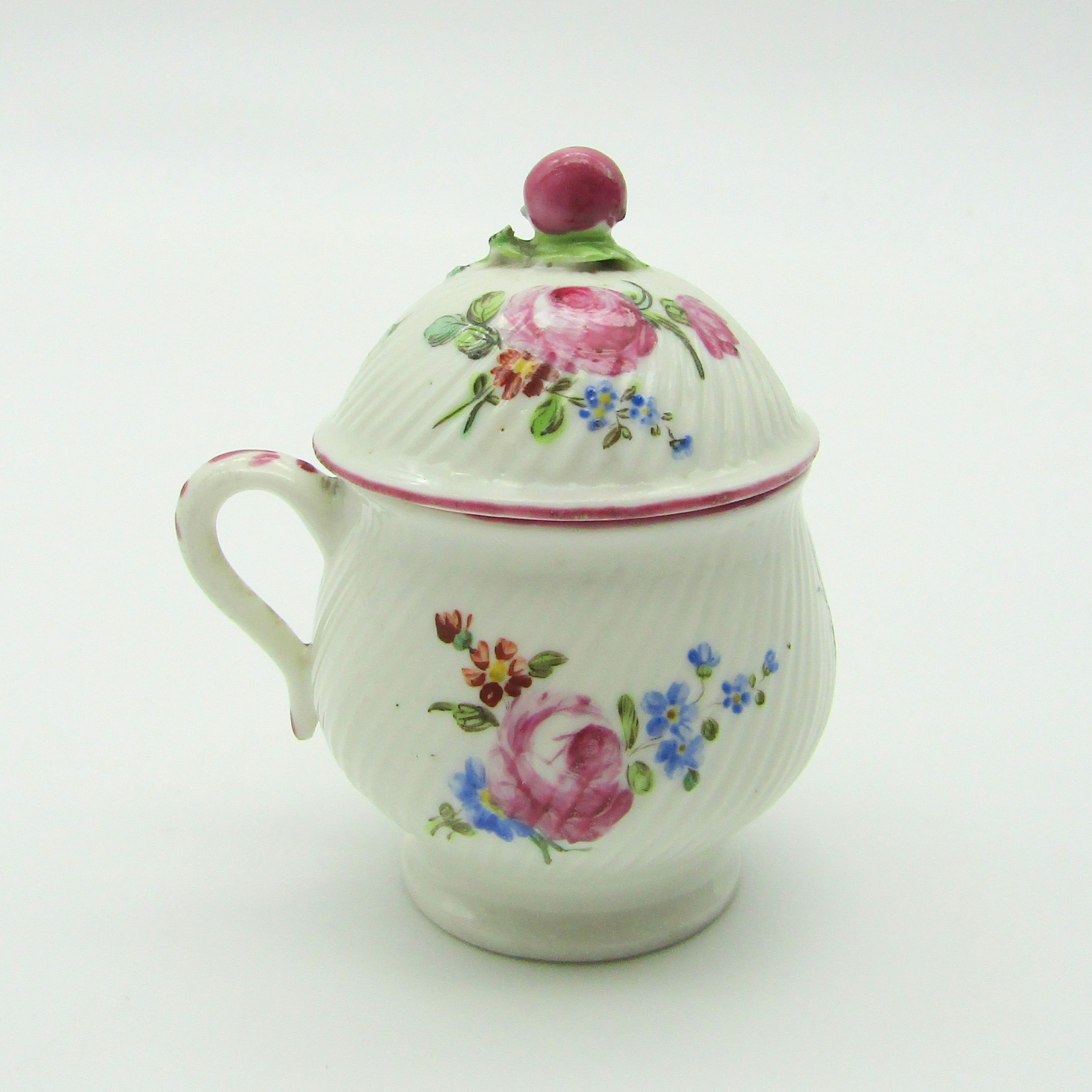 Mennecy. Pot à jus en porcelaine à décor polychrome de fleurs XVIIIe siècle