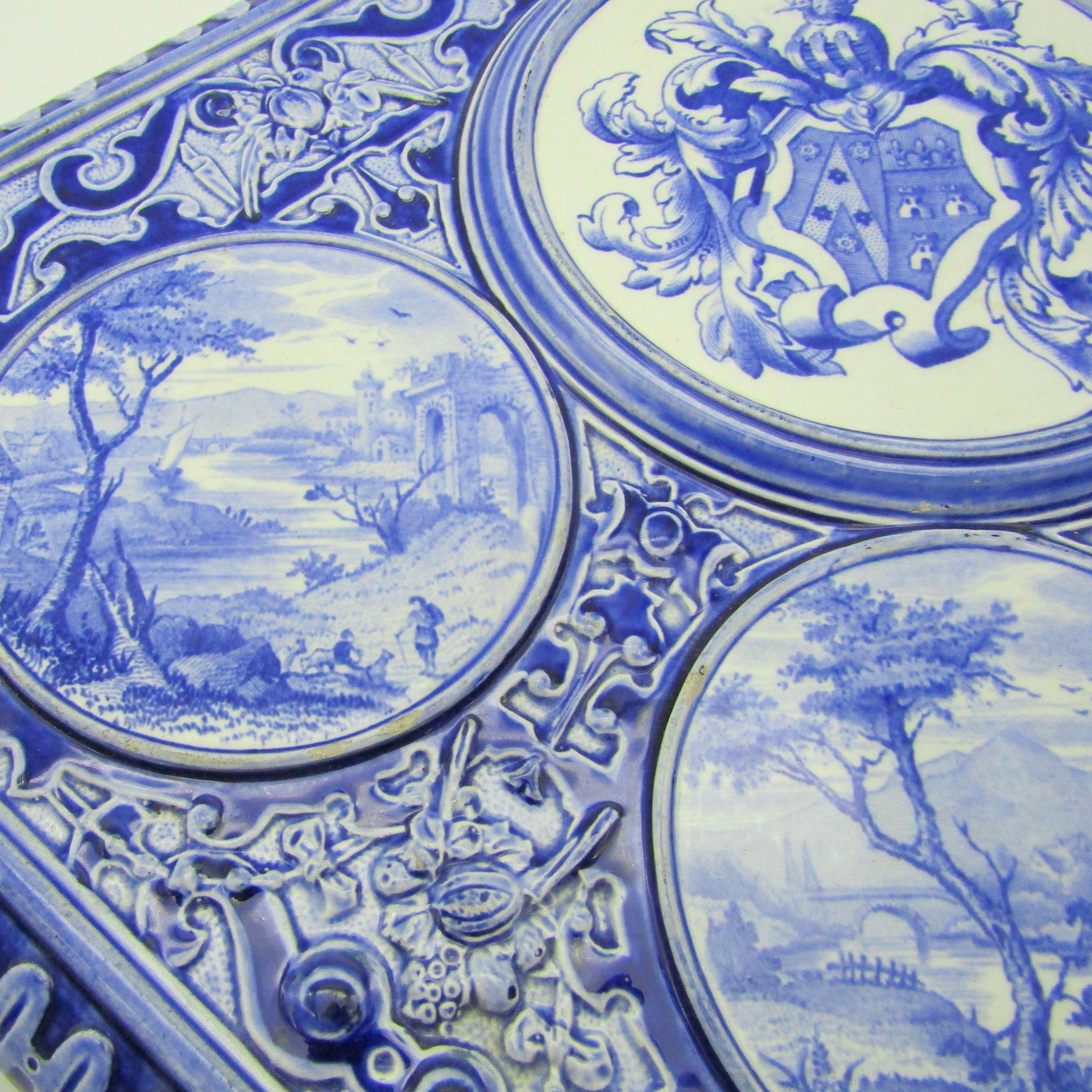 Creil Montereau. Plateau en faïence à décor camaïeu bleu de médaillons, XIXe