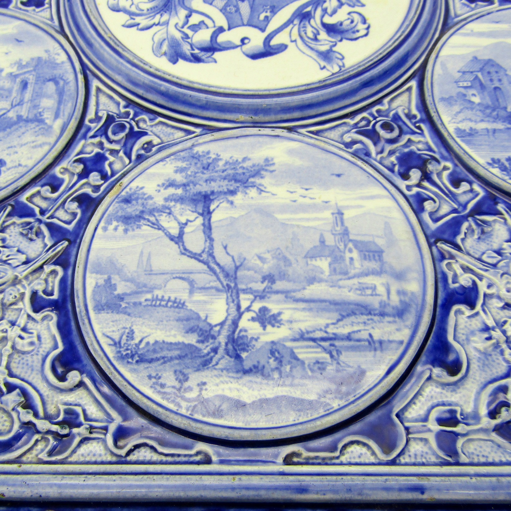Creil Montereau. Plateau en faïence à décor camaïeu bleu de médaillons, XIXe