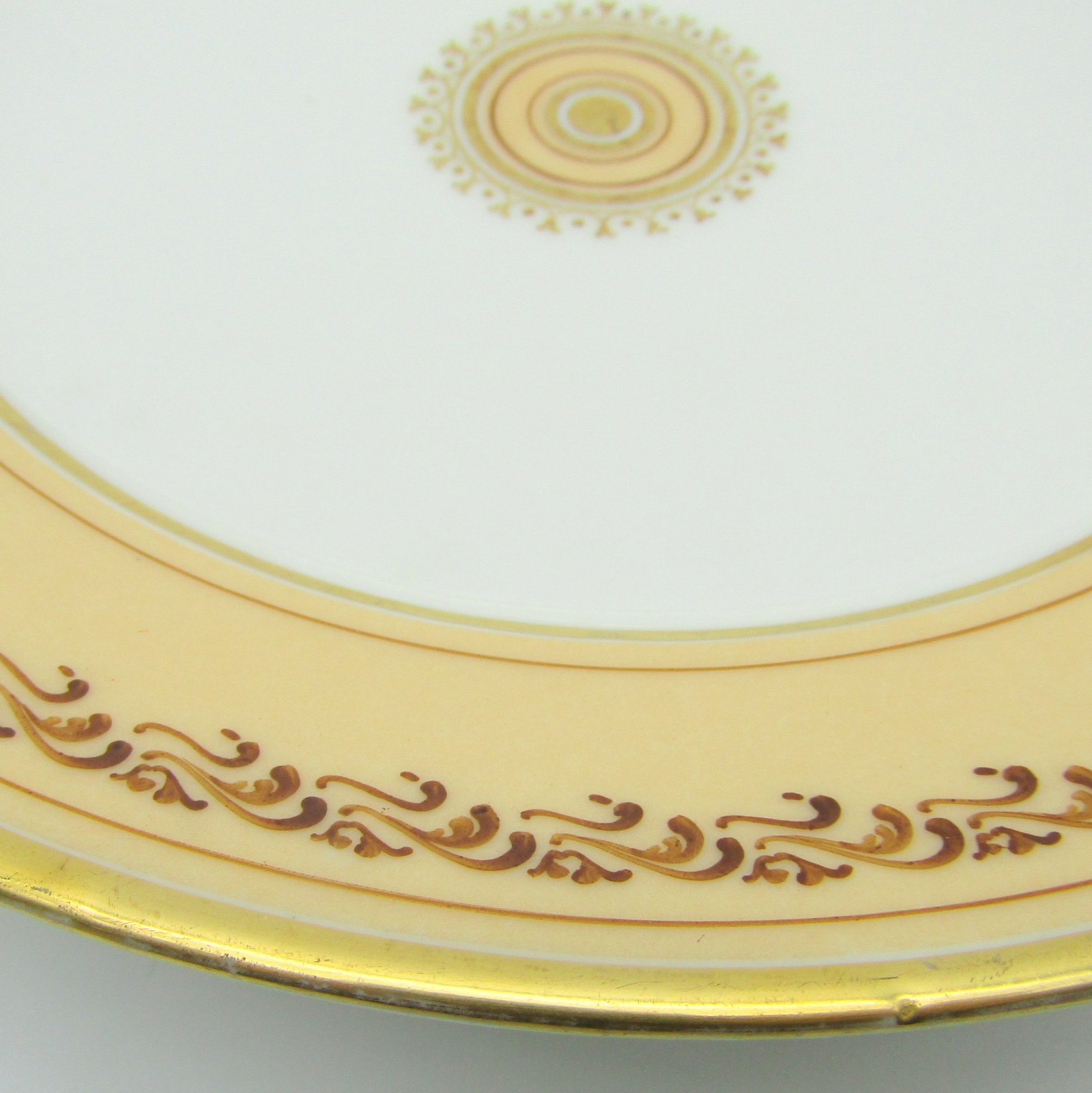 Paris. P. Déroche. Assiette en porcelaine à décor de motifs stylisés, début XIXe