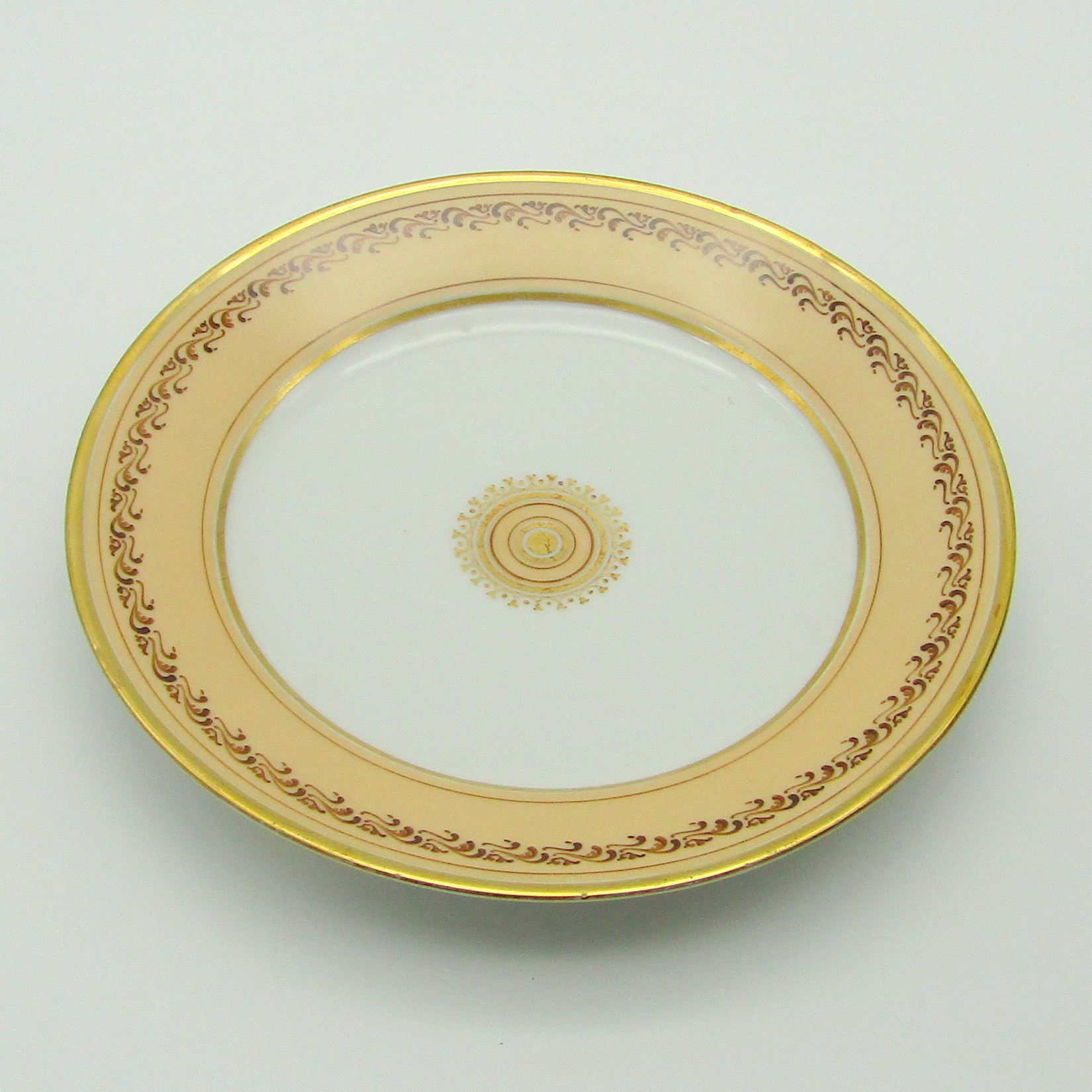 Paris. P. Déroche. Assiette en porcelaine à décor de motifs stylisés, début XIXe