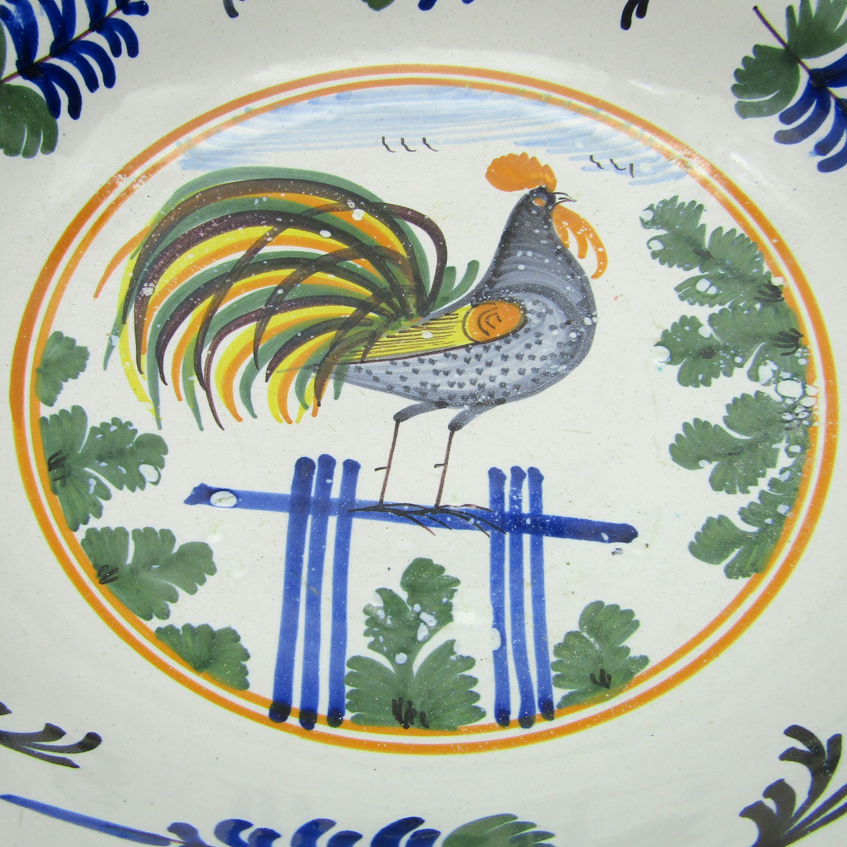 Nevers. Saladier en faïence à décor polychrome dun coq, début XIXe siècle