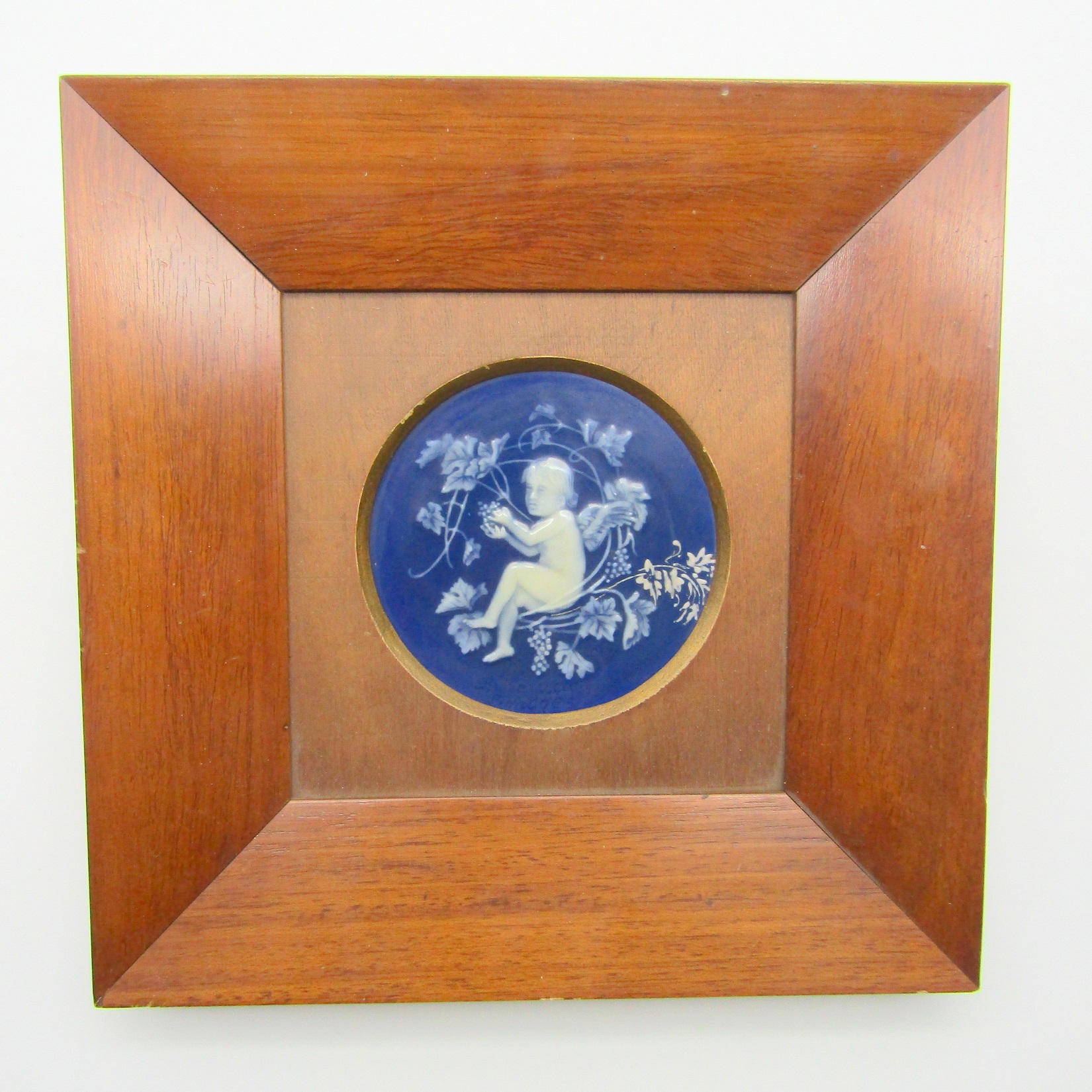 Limoges. A Barriere. Plaque ronde porcelaine décor d\'un enfant en pâte sur pâte