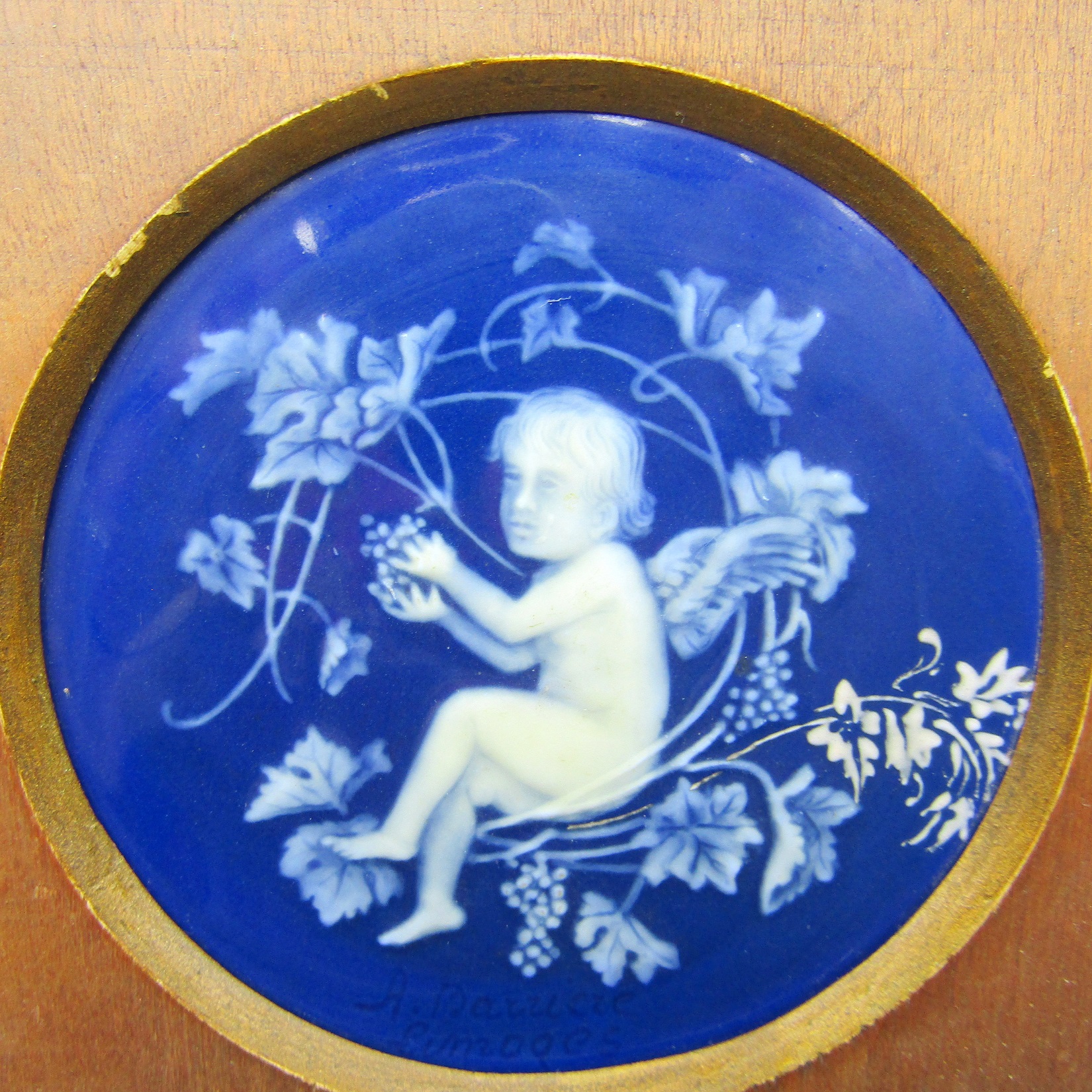 Limoges. A Barriere. Plaque ronde porcelaine décor dun enfant en pâte sur pâte