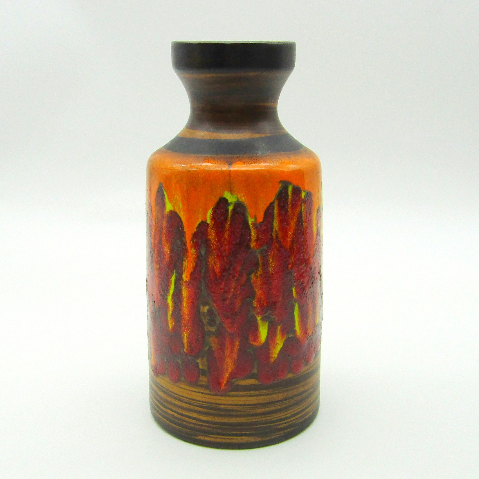 Saint-Clément. Vase en faïence à décor de coulures polychromes, années 50-60