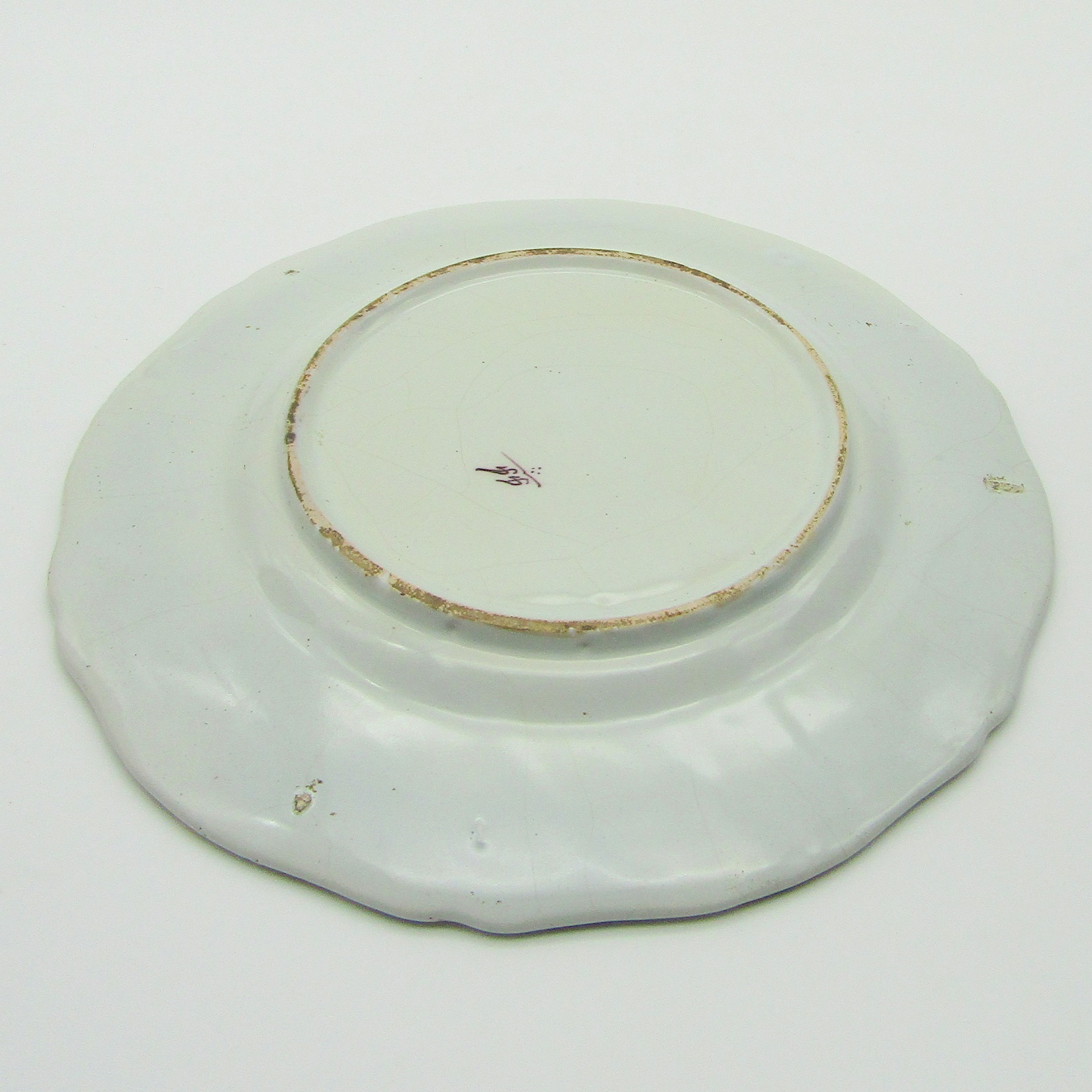 Desvres. Fourmaintraux Frères. Petit plat en faïence décor corbeille fleurie, XIXe siècle