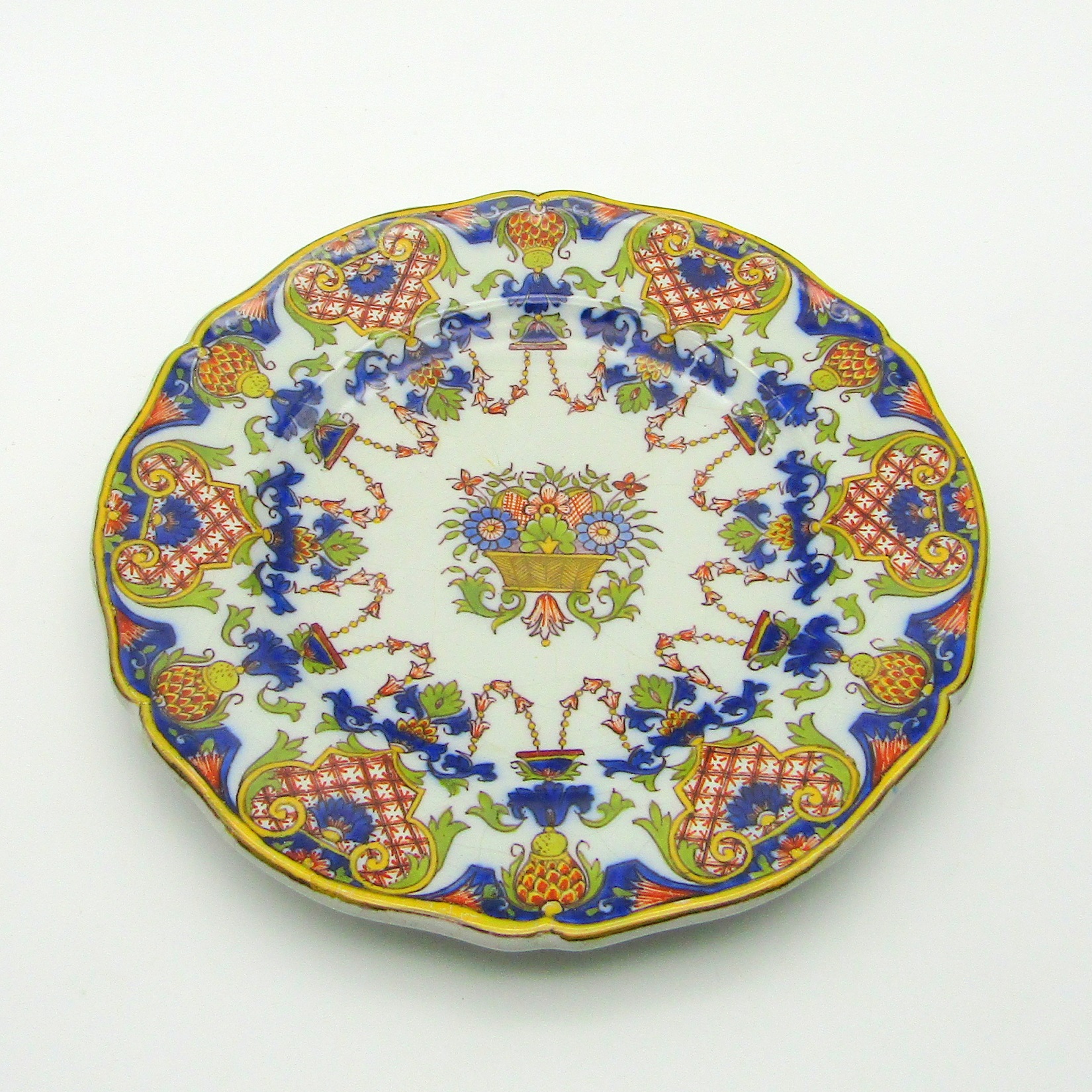 Desvres. Fourmaintraux Frères. Petit plat en faïence décor corbeille fleurie, XIXe siècle