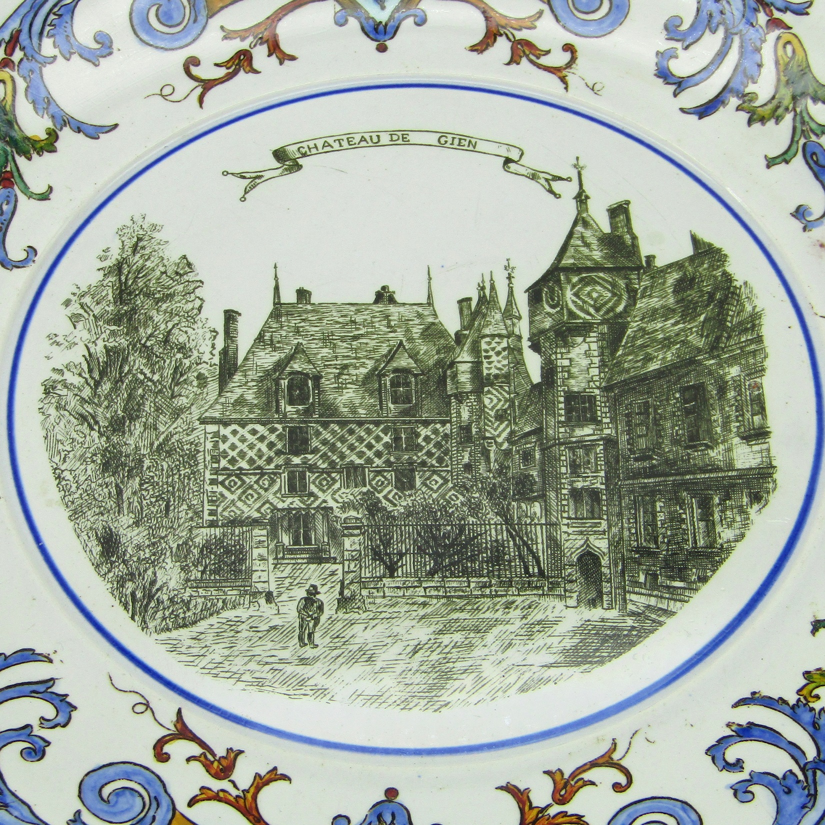 Gien. Plat en faïence présentant une vue du château de Gien, fin XIXe siècle
