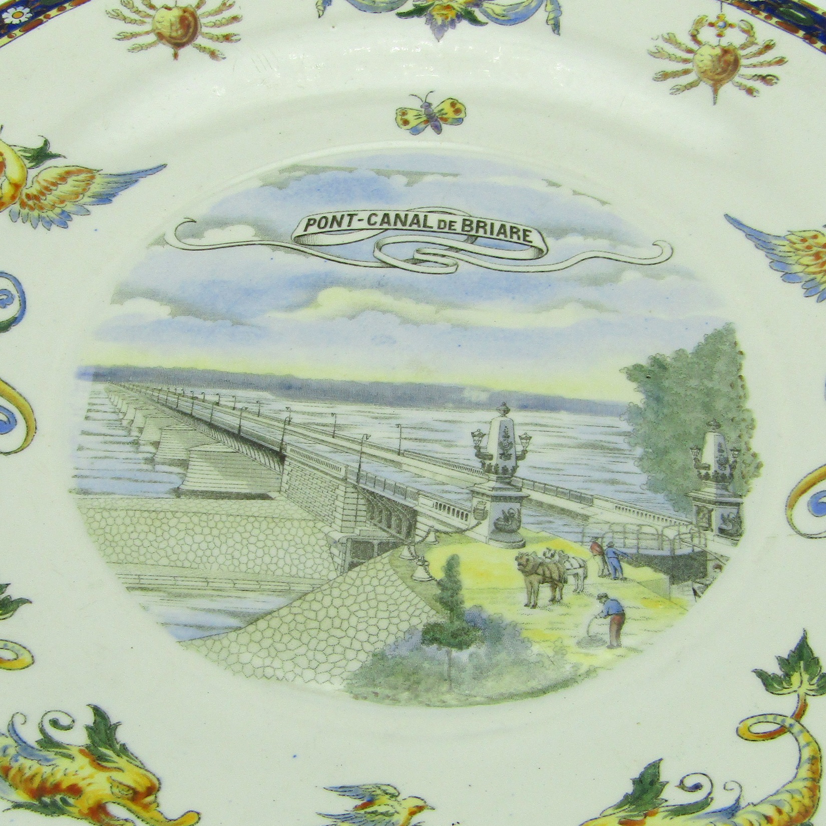 Gien. Plat en faïence à décor polychrome du Pont-canal de Briare, début XXe