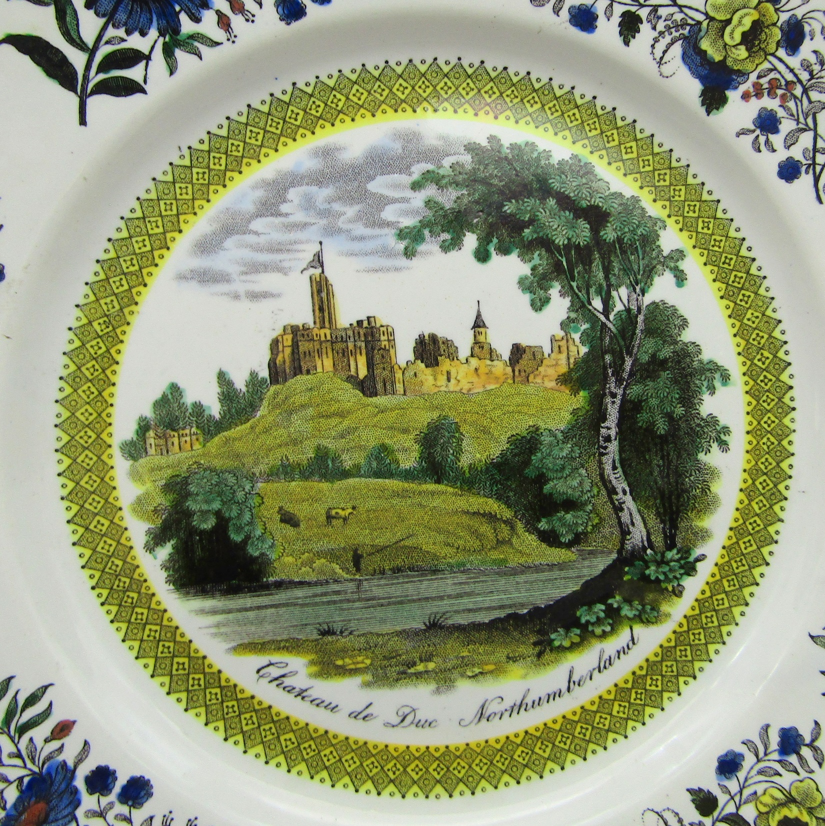 Gien. Assiette en faïence Château de Duc Northumberland, XIXe siècle