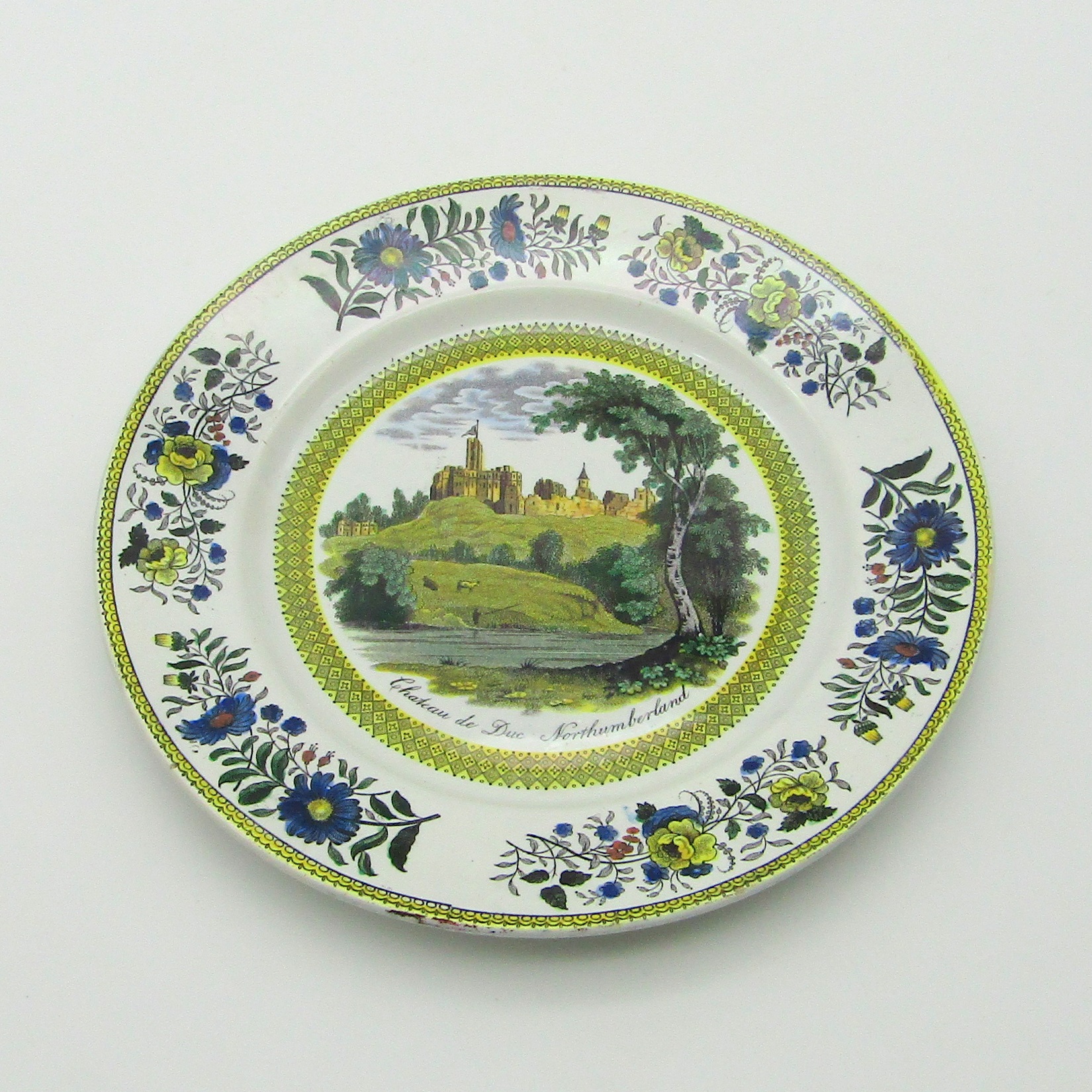 Gien. Assiette en faïence Château de Duc Northumberland, XIXe siècle