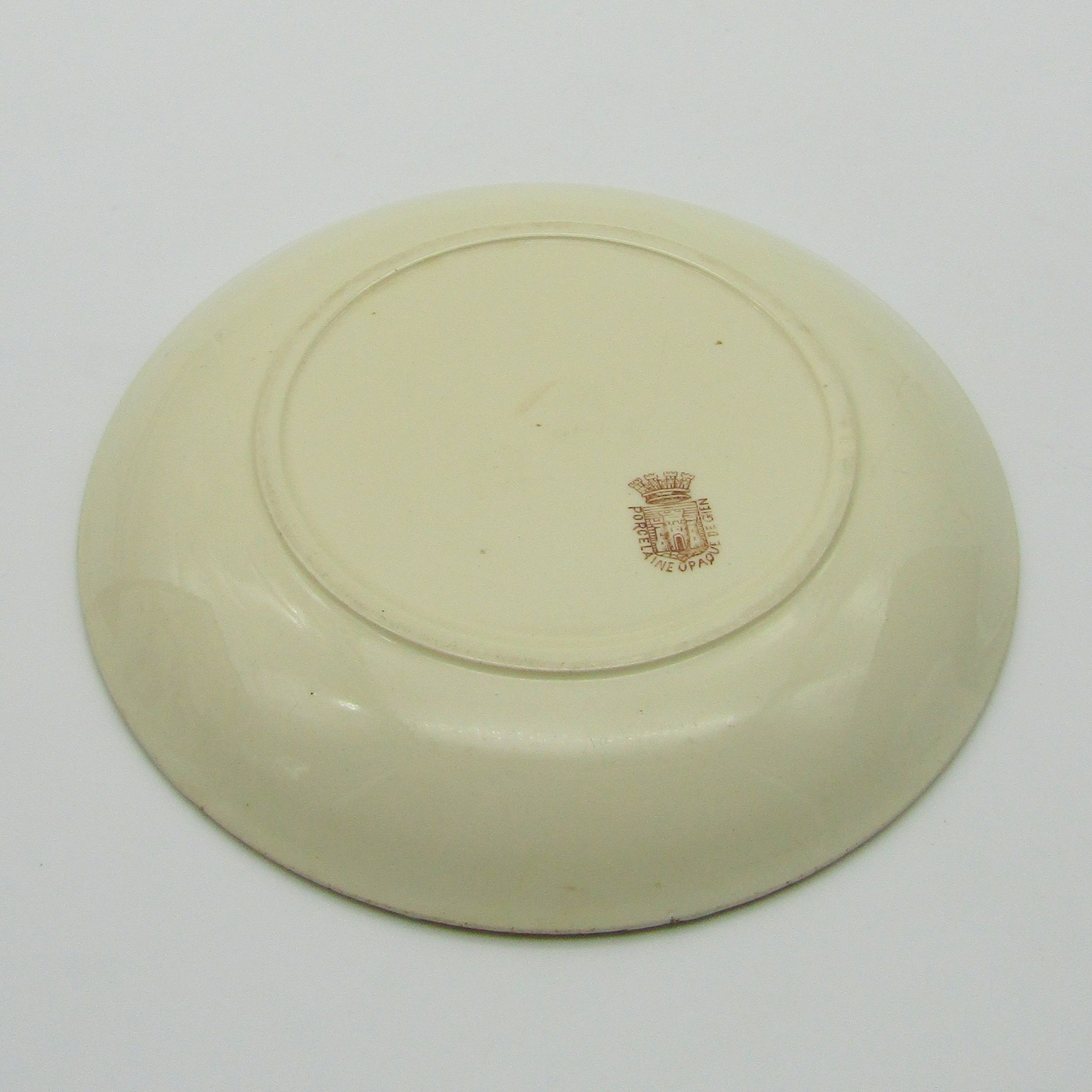 Gien. Assiette en faïence Madame sans gène Vaudeville, fin XIXe siècle