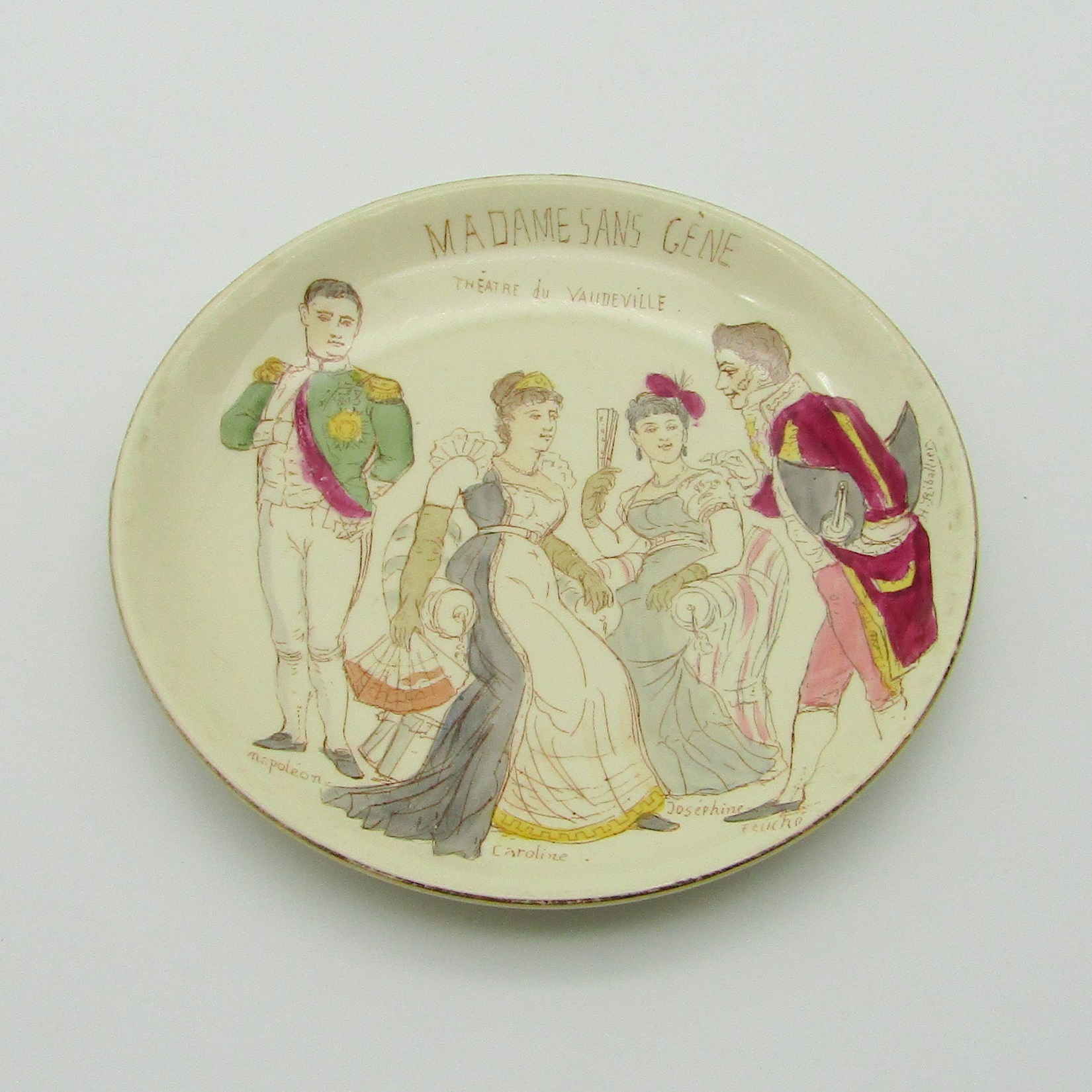 Gien. Assiette en faïence Madame sans gène Vaudeville, fin XIXe siècle