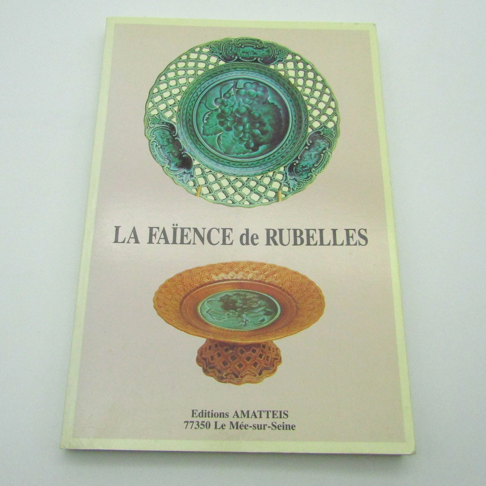 Livre. La faïence de Rubelles. Amatteis. de Ravel d\'Esclapon. 1988