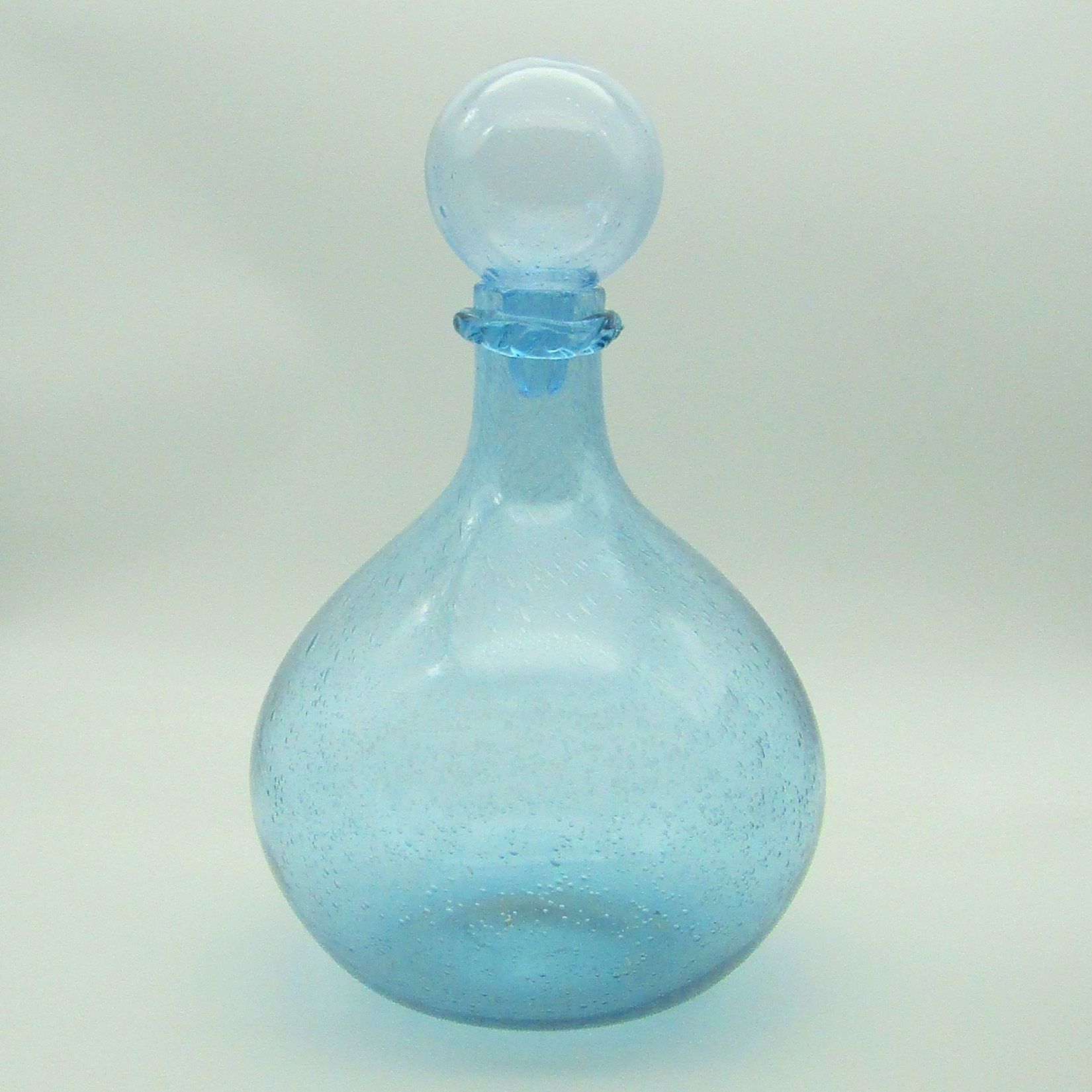 Biot. Dame Jeanne en verre soufflé bleu avec inclusions de bulles