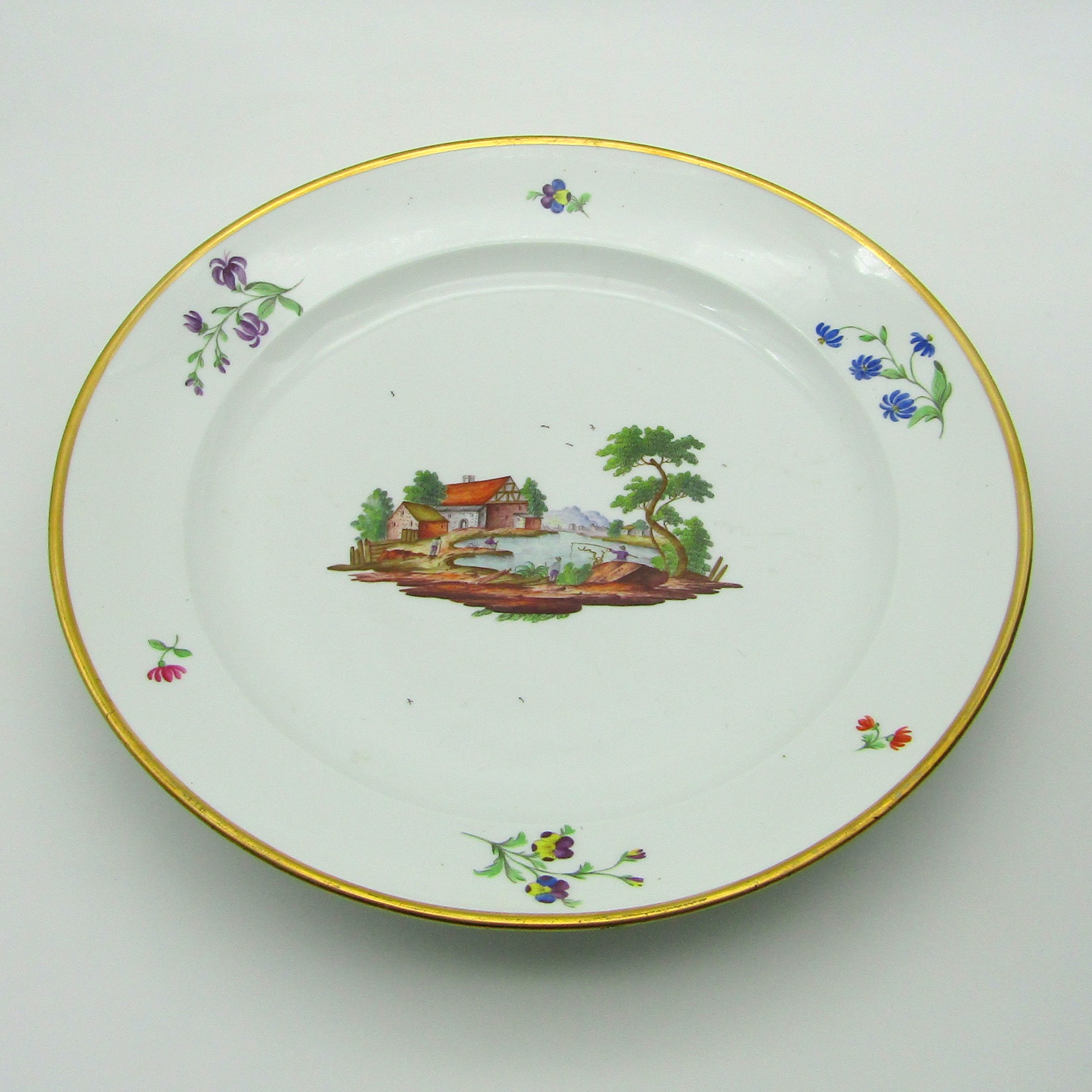 Niderviller. Plat en porcelaine à décor de personnages dans un paysage, XVIIIe siècle