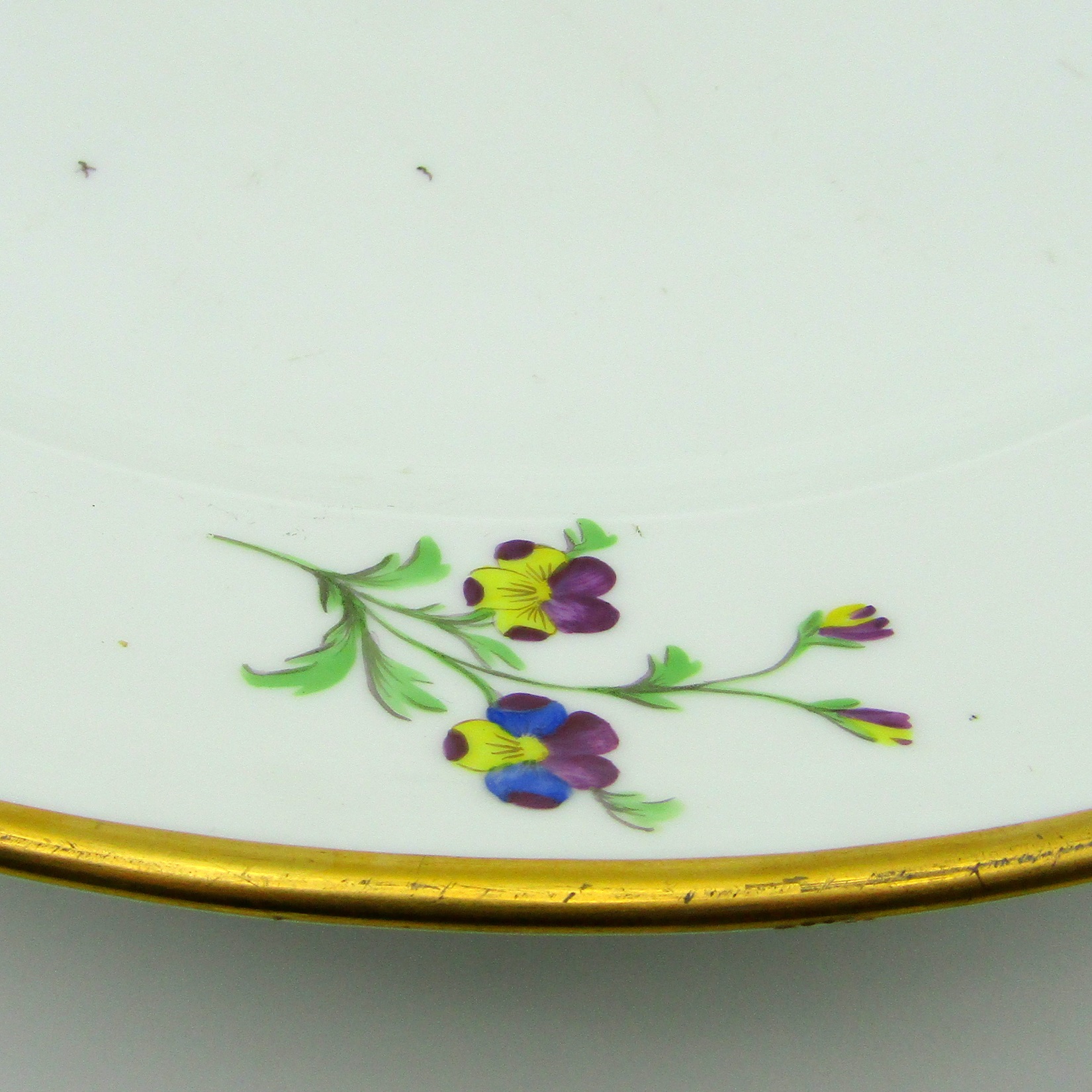 Niderviller. Plat en porcelaine à décor de personnages dans un paysage, XVIIIe siècle