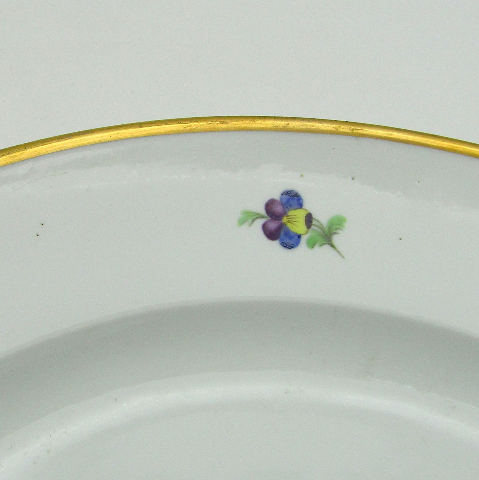 Niderviller. Plat en porcelaine à décor de personnages dans un paysage, XVIIIe siècle