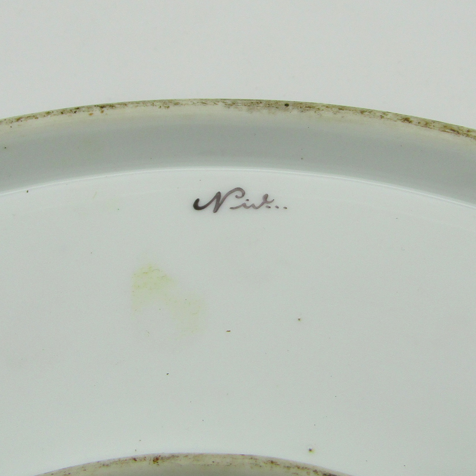 Niderviller. Plat en porcelaine à décor de personnages dans un paysage, XVIIIe siècle