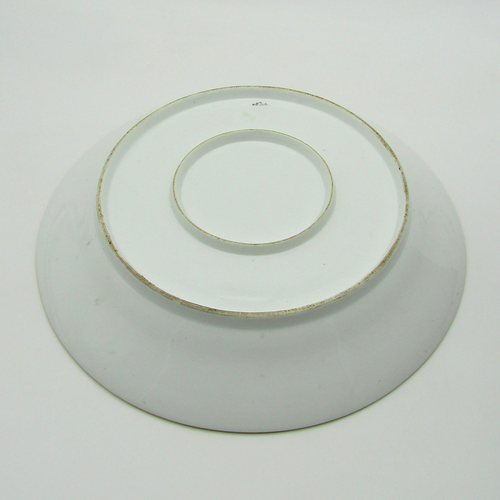 Niderviller. Plat en porcelaine à décor de personnages dans un paysage, XVIIIe siècle
