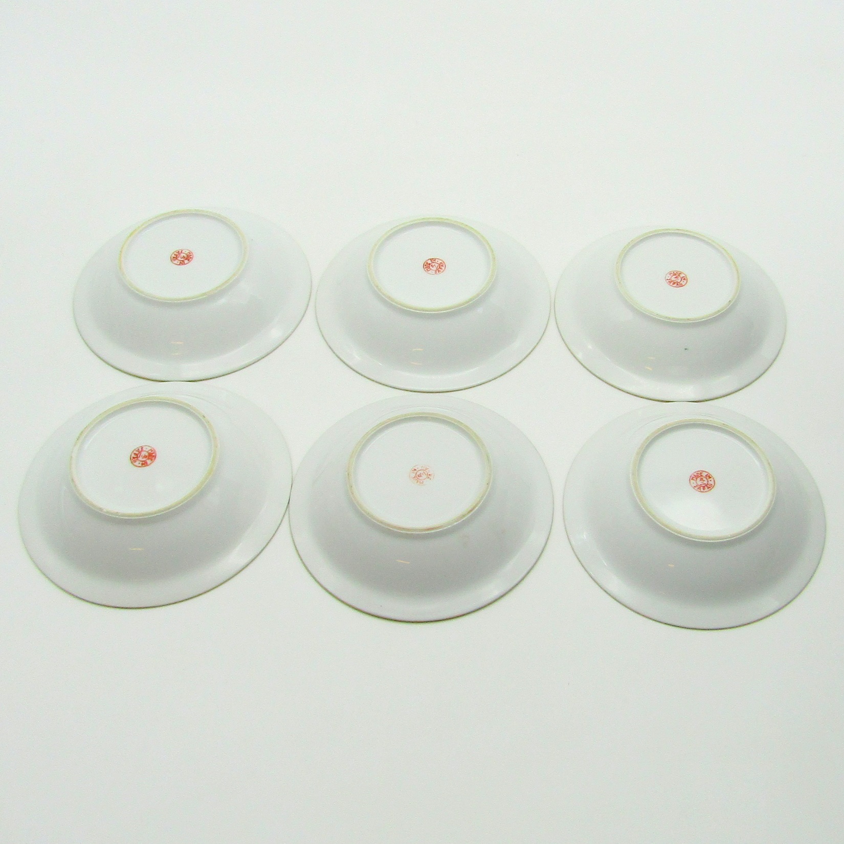Japon. 6 bols en porcelaine à décor polychrome et or de paysages, XXe [B]