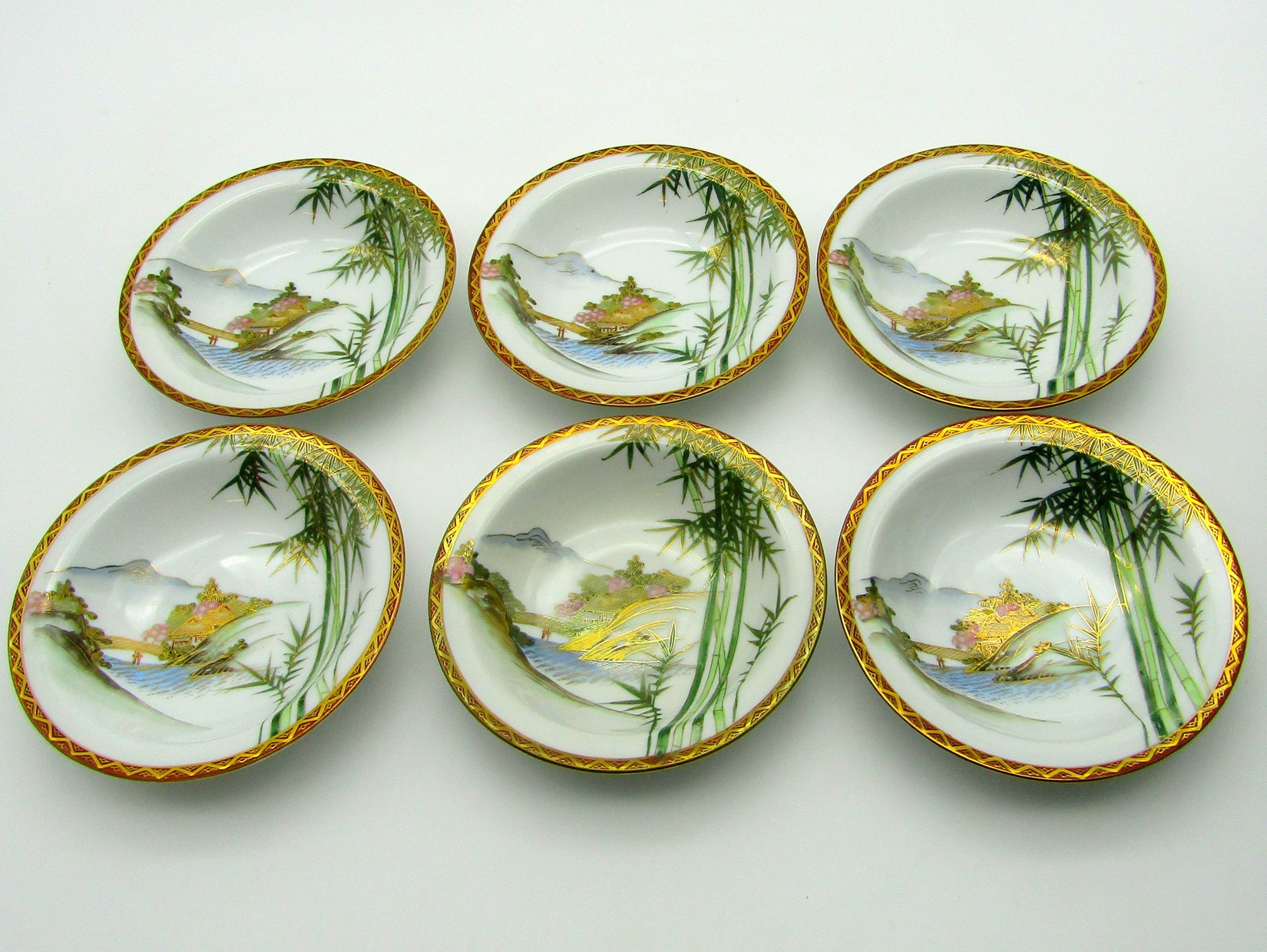 Japon. 6 bols en porcelaine à décor polychrome et or de paysages, XXe [B]