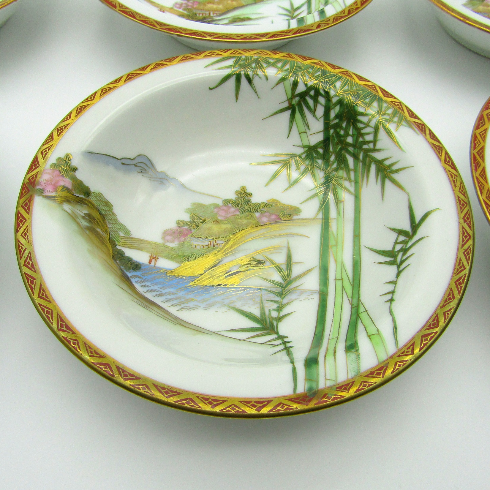 Japon. 6 bols en porcelaine à décor polychrome et or de paysages, XXe [B]