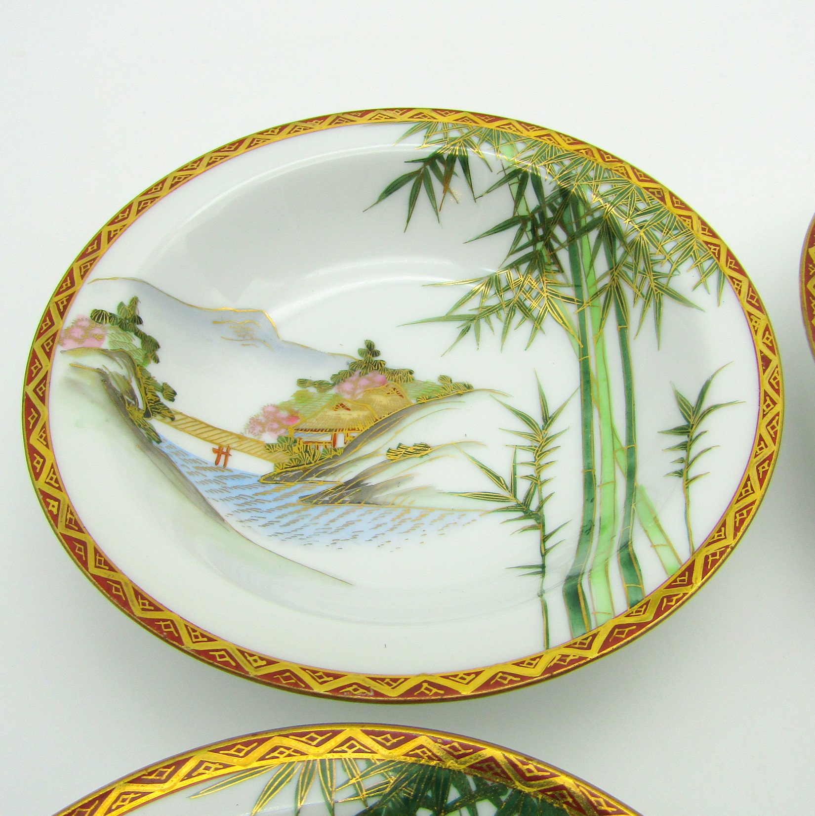Japon. 6 bols en porcelaine à décor polychrome et or de paysages, XXe [B]