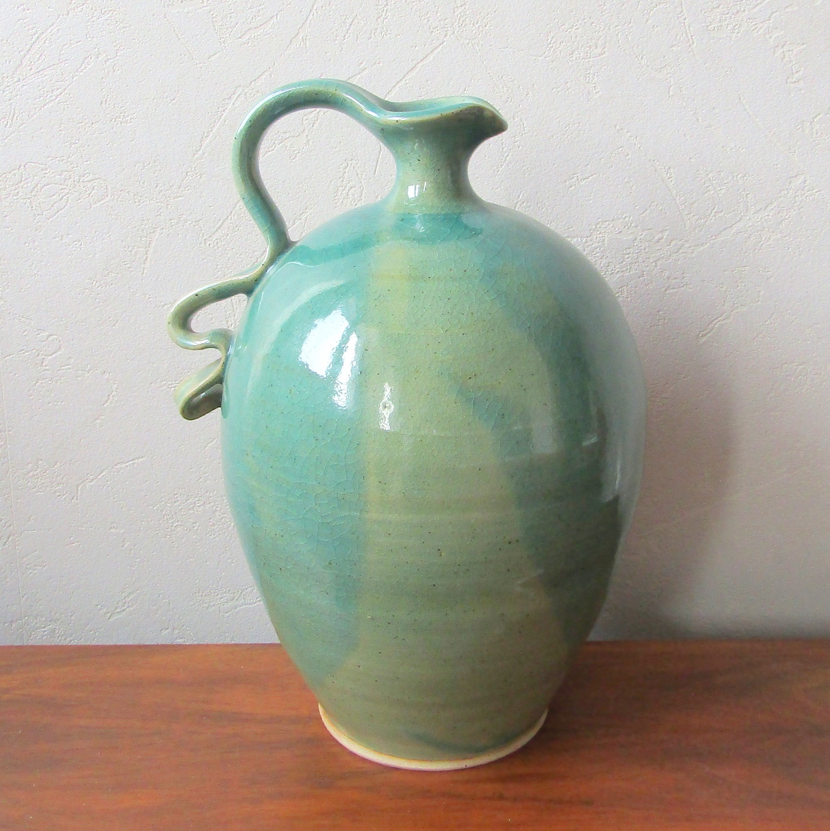Thierry Luang Rath (1961). Pichet en grès émaillé vert, XXe siècle