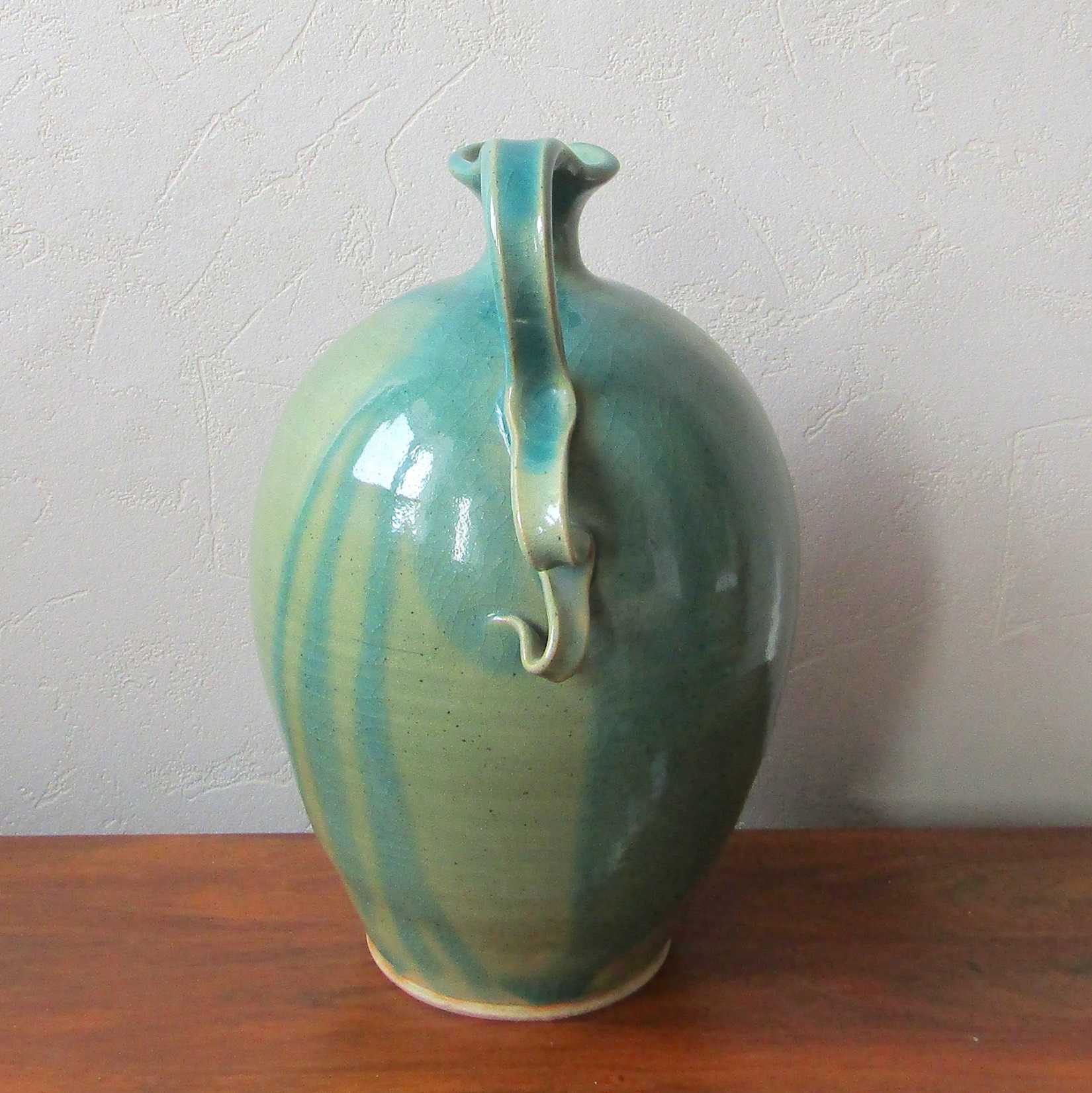Thierry Luang Rath (1961). Pichet en grès émaillé vert, XXe siècle