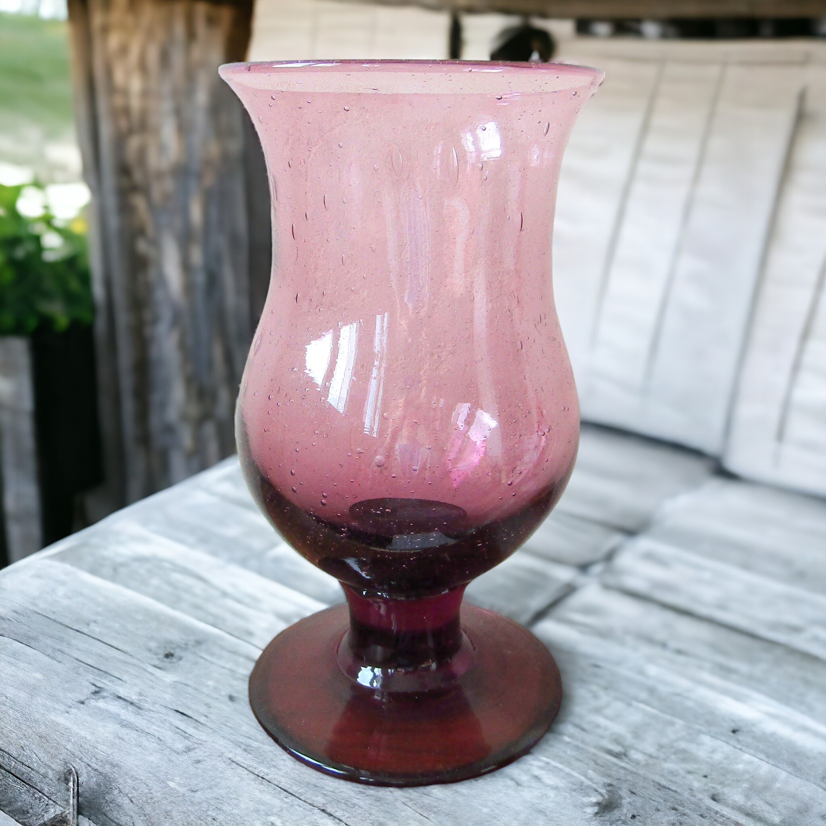 Biot ? Vase en verre soufflé violet avec inclusions de bulles