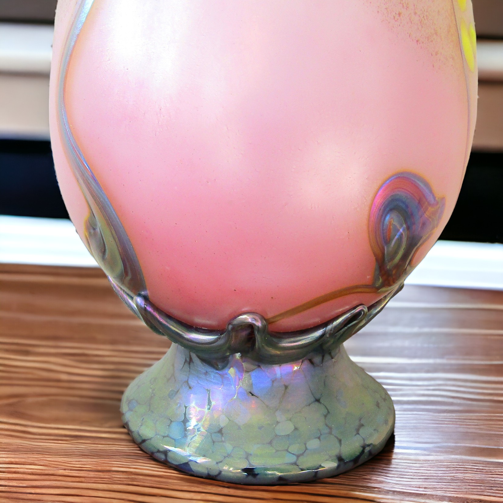 Biot. Bernard Aconito Guyot. Vase verre soufflé à décor dinclusions, XXe siècle